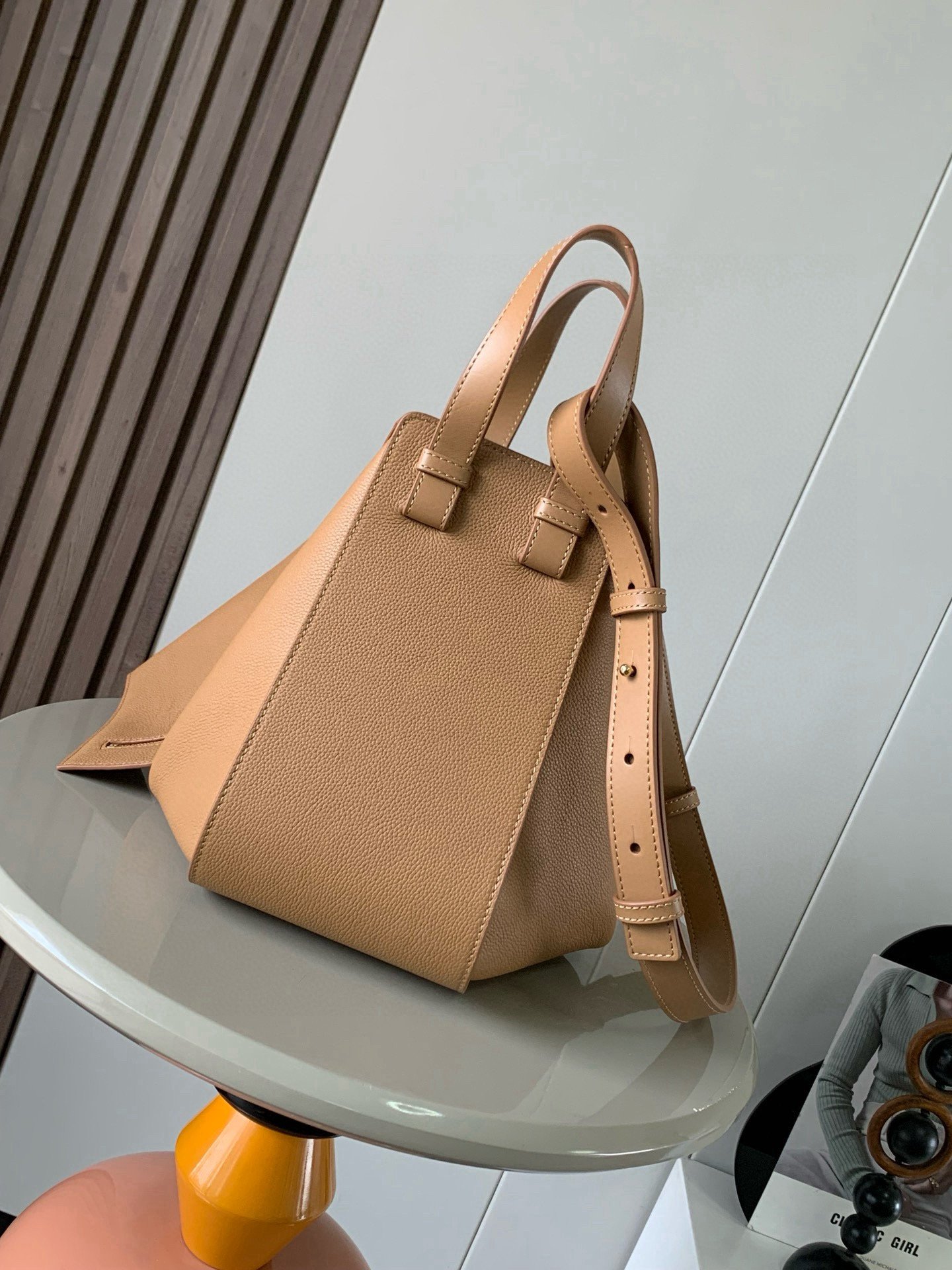 Loewe精品仿製Hammock手袋小號太妃糖色柔軟粒面牛皮多功能造型