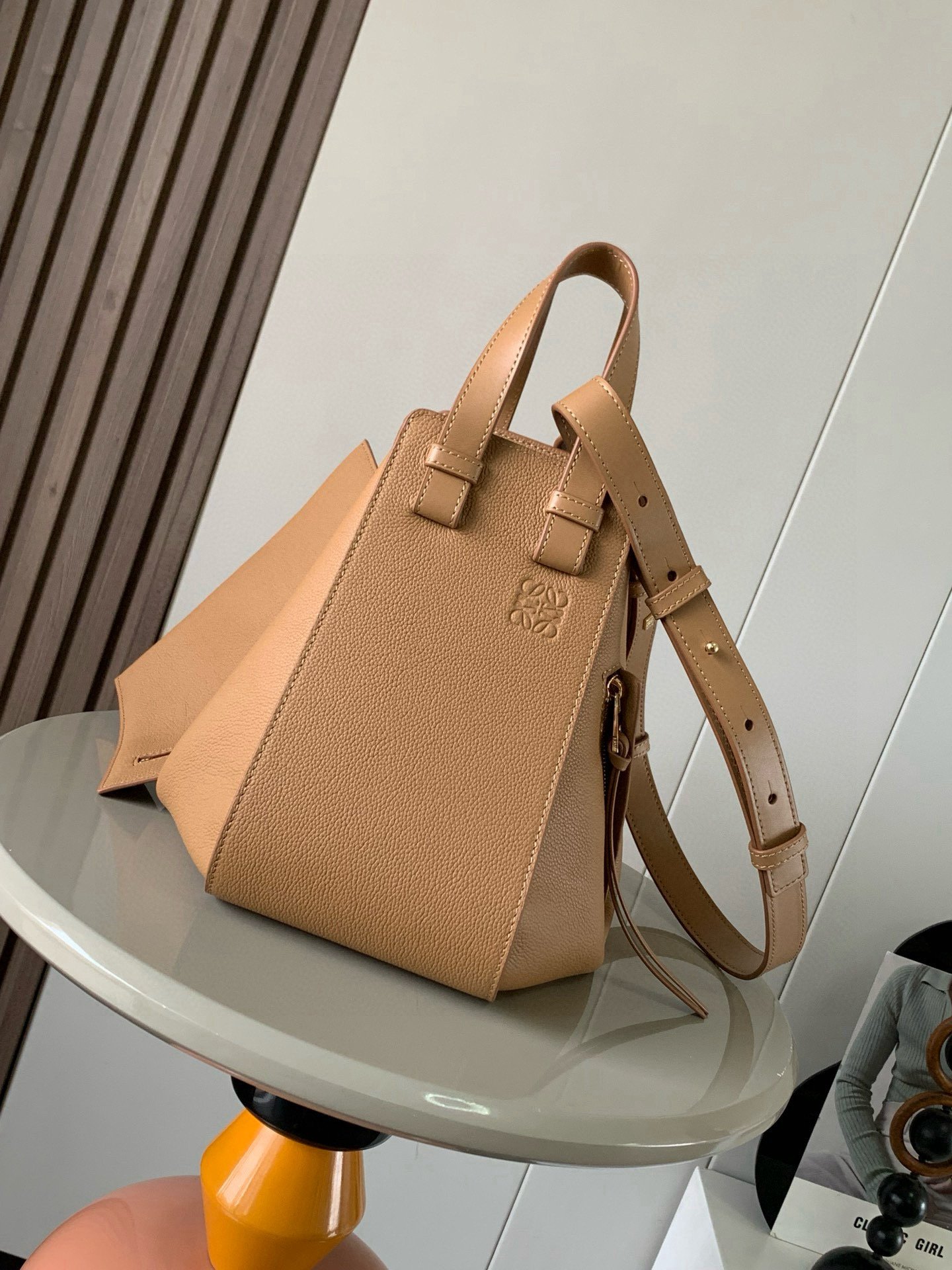 LOEWE 高仿 Hammock 小號手袋 太妃糖色 粒面牛皮 多功能肩背