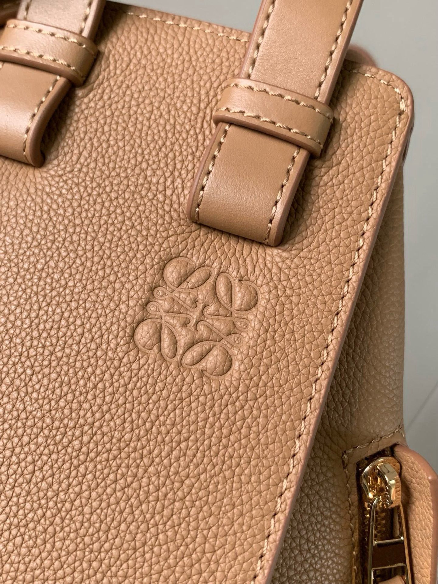 Loewe精品仿製Hammock手袋小號太妃糖色柔軟粒面牛皮多功能造型