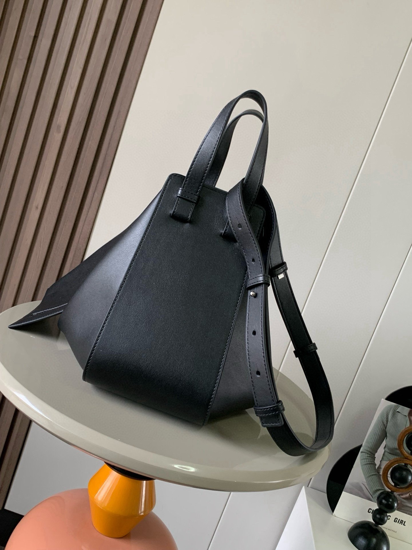 Loewe一比一Hammock手袋小號黑色平紋柔軟粒面牛皮多功能設計
