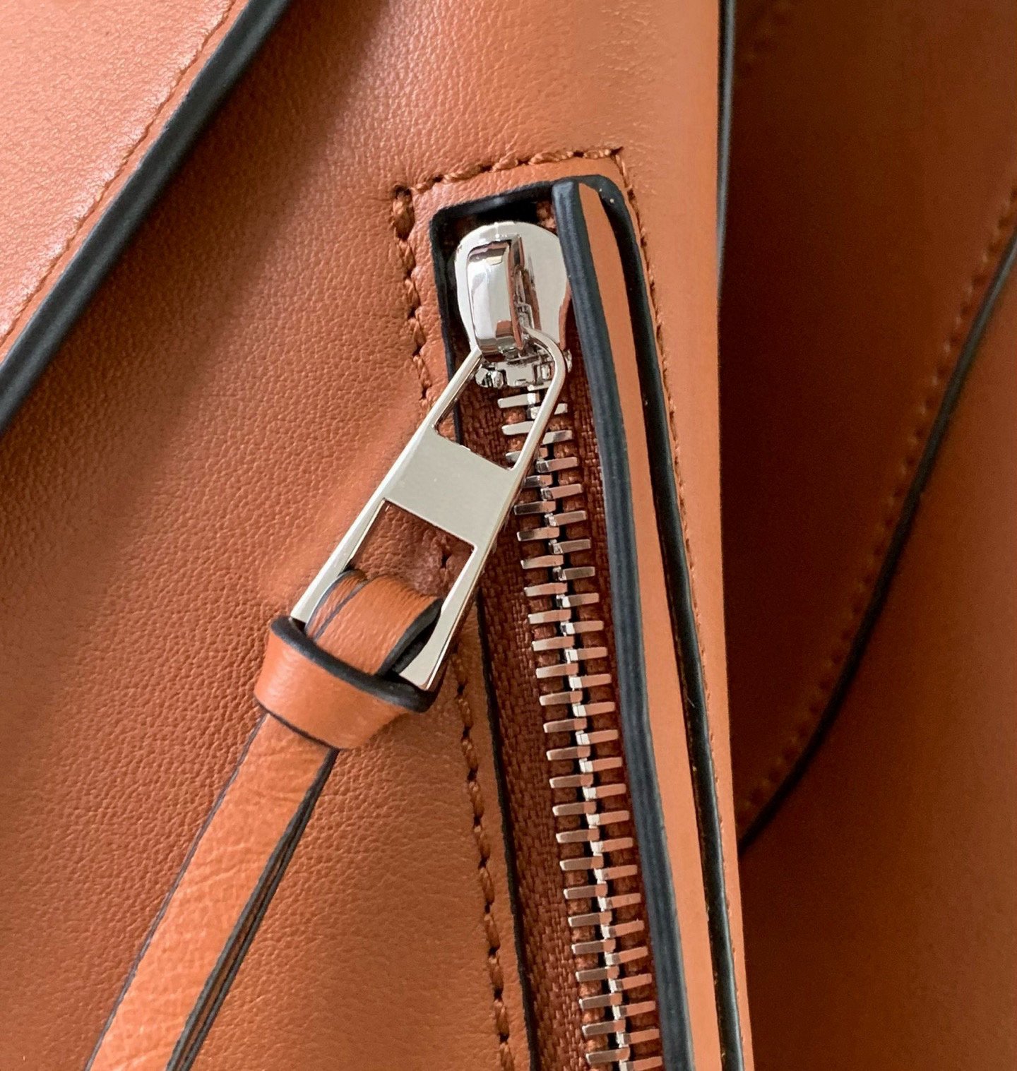 Loewe高仿Hammock手袋小號棕色平紋新作柔軟粒面牛皮多功能設計
