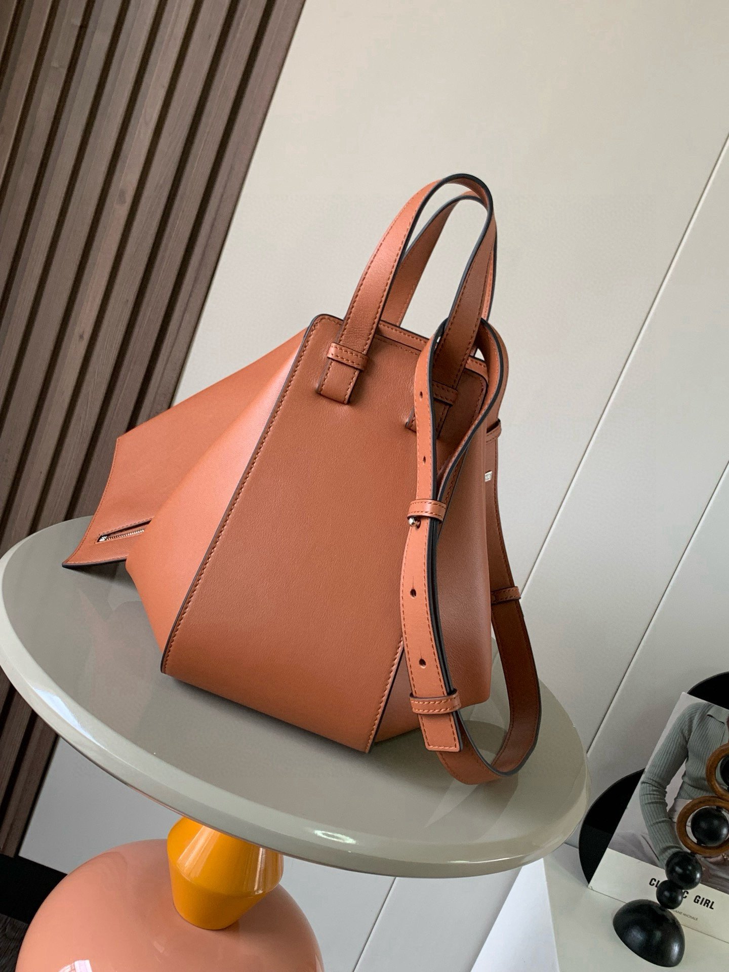 Loewe高仿Hammock手袋小號棕色平紋新作柔軟粒面牛皮多功能設計