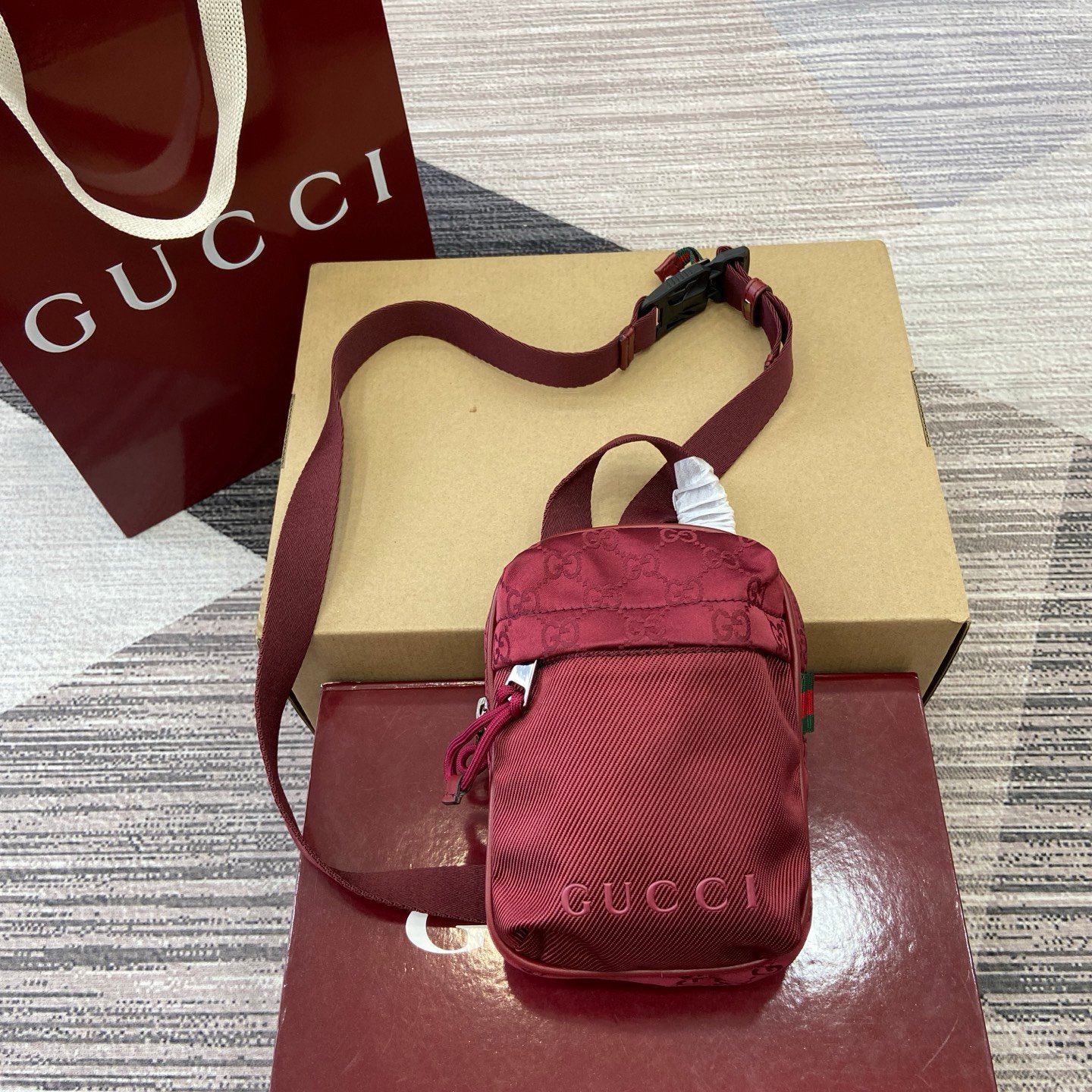 Gucci精品仿製紅色斜背包時尚百搭造型義大利潮流風834274