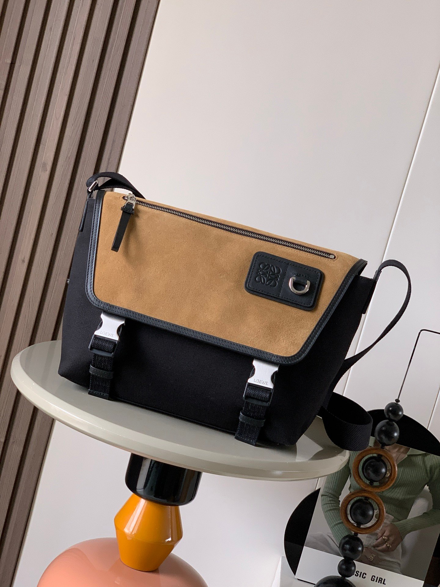 Loewe高仿Flex郵差包中號黑深金黃新款帆布絨面革運動設計