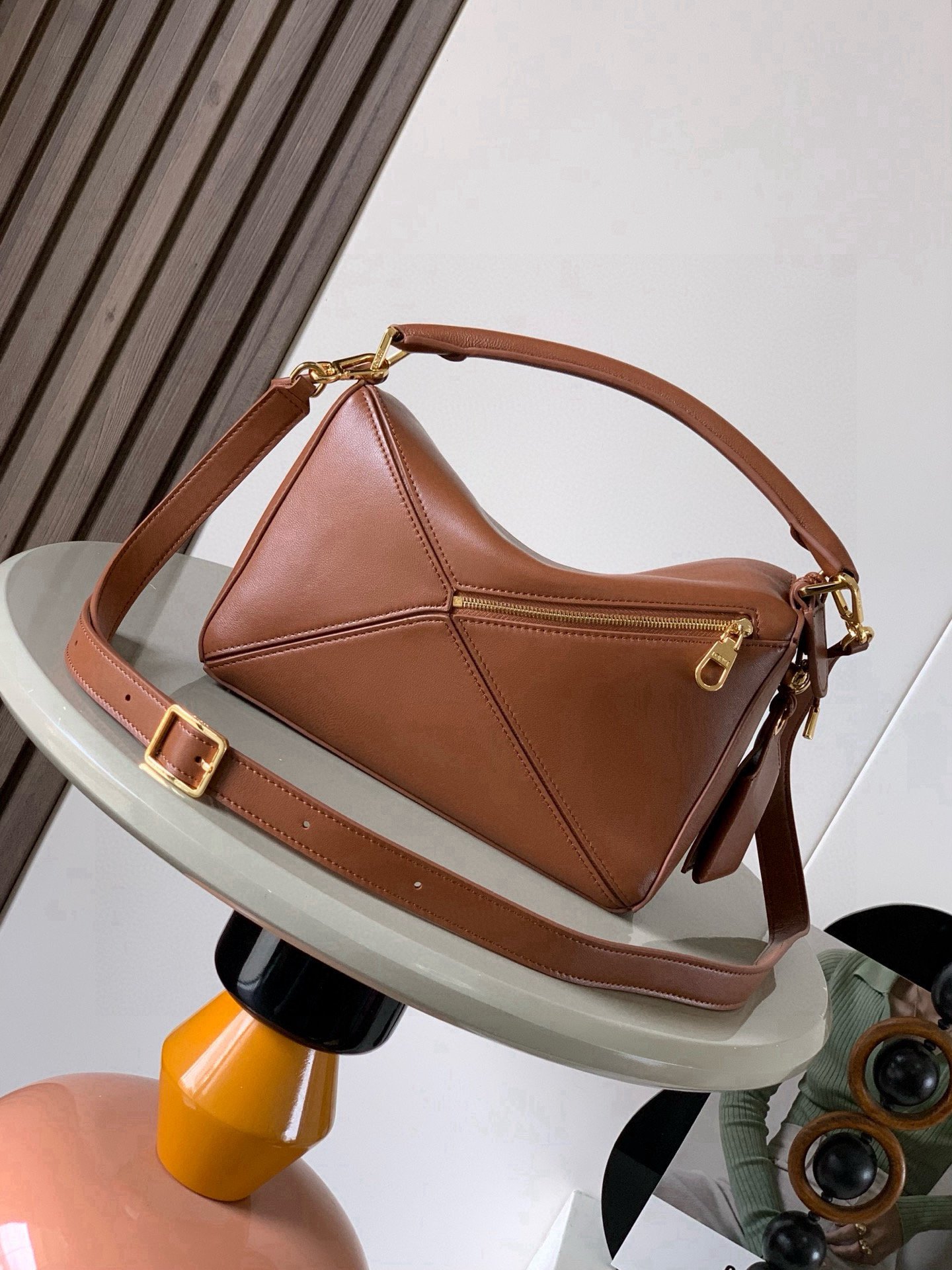 Loewe精品仿製Puzzle手袋小號棕色新款立體幾何設計柔軟納帕牛皮