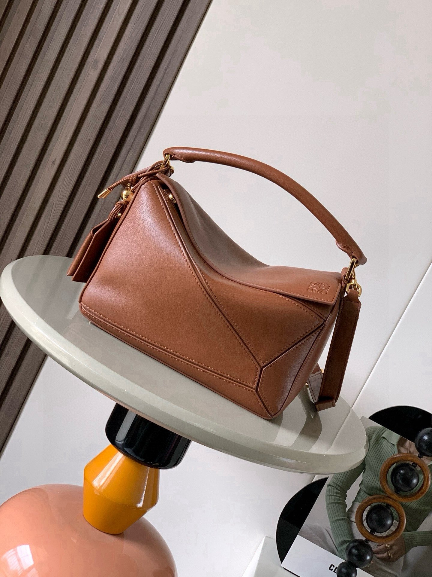 Loewe精品仿製Puzzle手袋小號棕色新款立體幾何設計柔軟納帕牛皮
