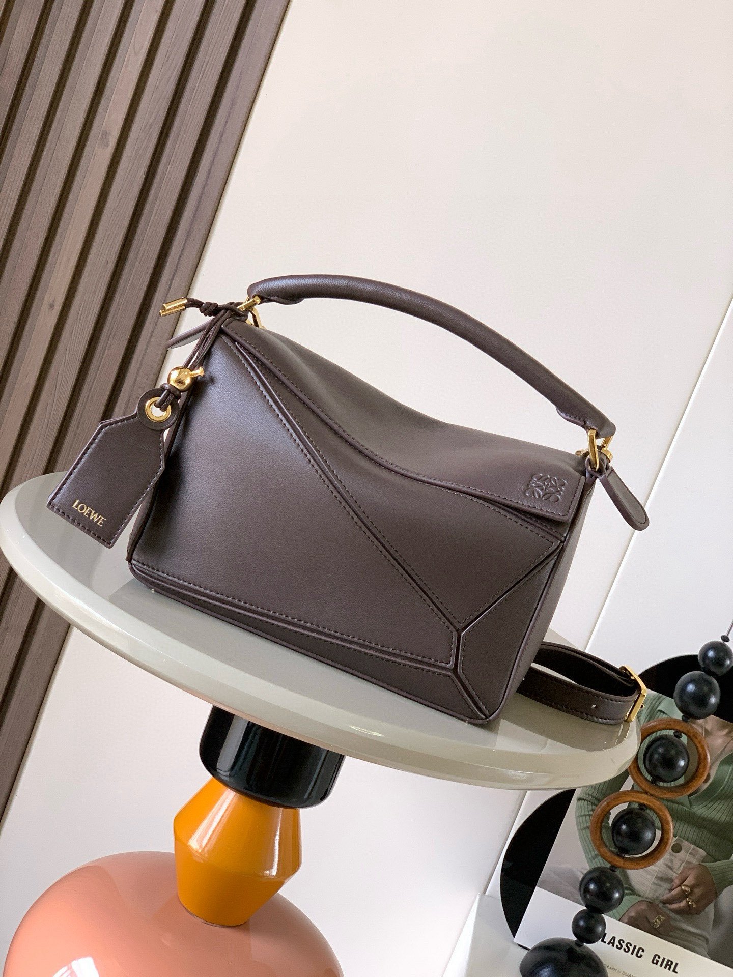 Loewe精品仿製Puzzle手袋小號布朗尼深棕新款立體幾何設計輕盈質感