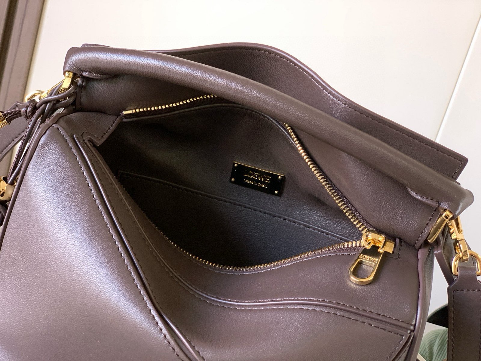 Loewe精品仿製Puzzle手袋小號布朗尼深棕新款立體幾何設計輕盈質感
