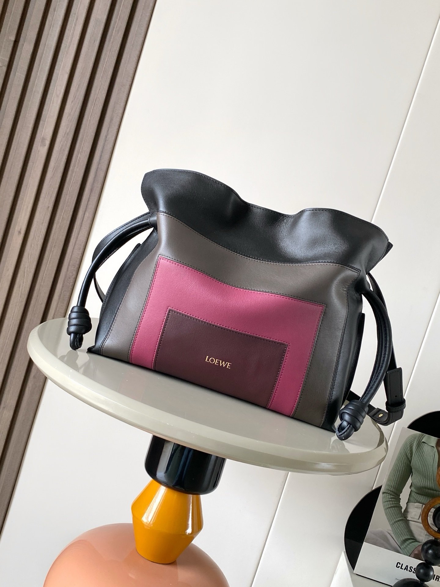 Loewe高仿Flamenco手拿包黑酒紅新款柔軟納帕牛皮慵懶設計