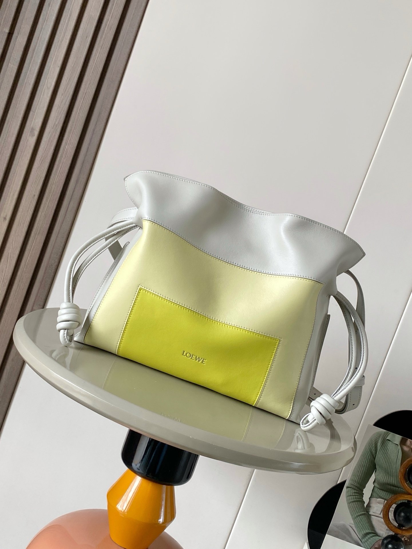Loewe復刻版Flamenco手拿包淺灰淺黃晶新作柔軟納帕牛皮時尚設計