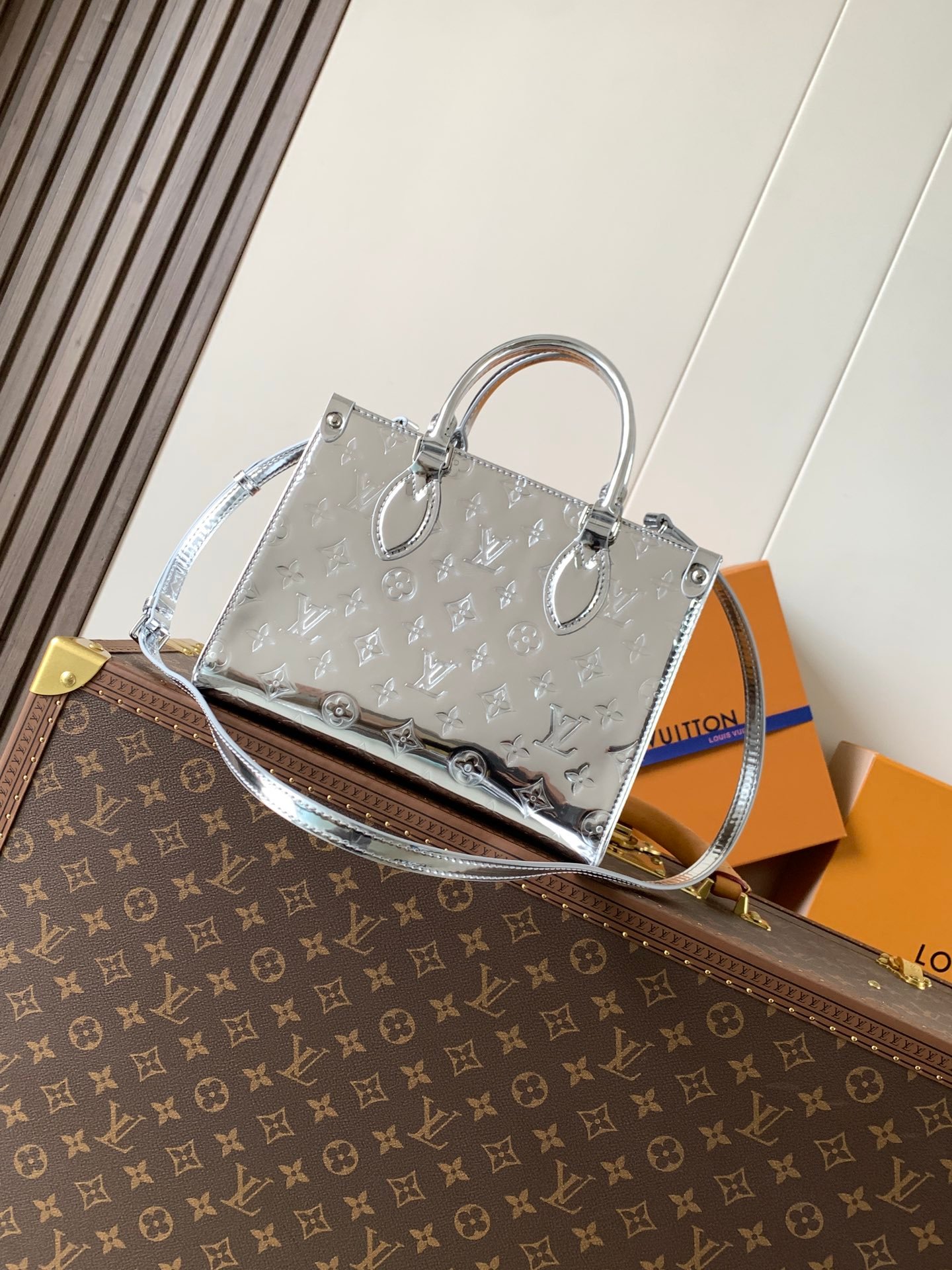 LV 頂級原單 OnTheGo 小號手袋 M26373 銀色 Monogram Miroir 涂層帆布雙手柄