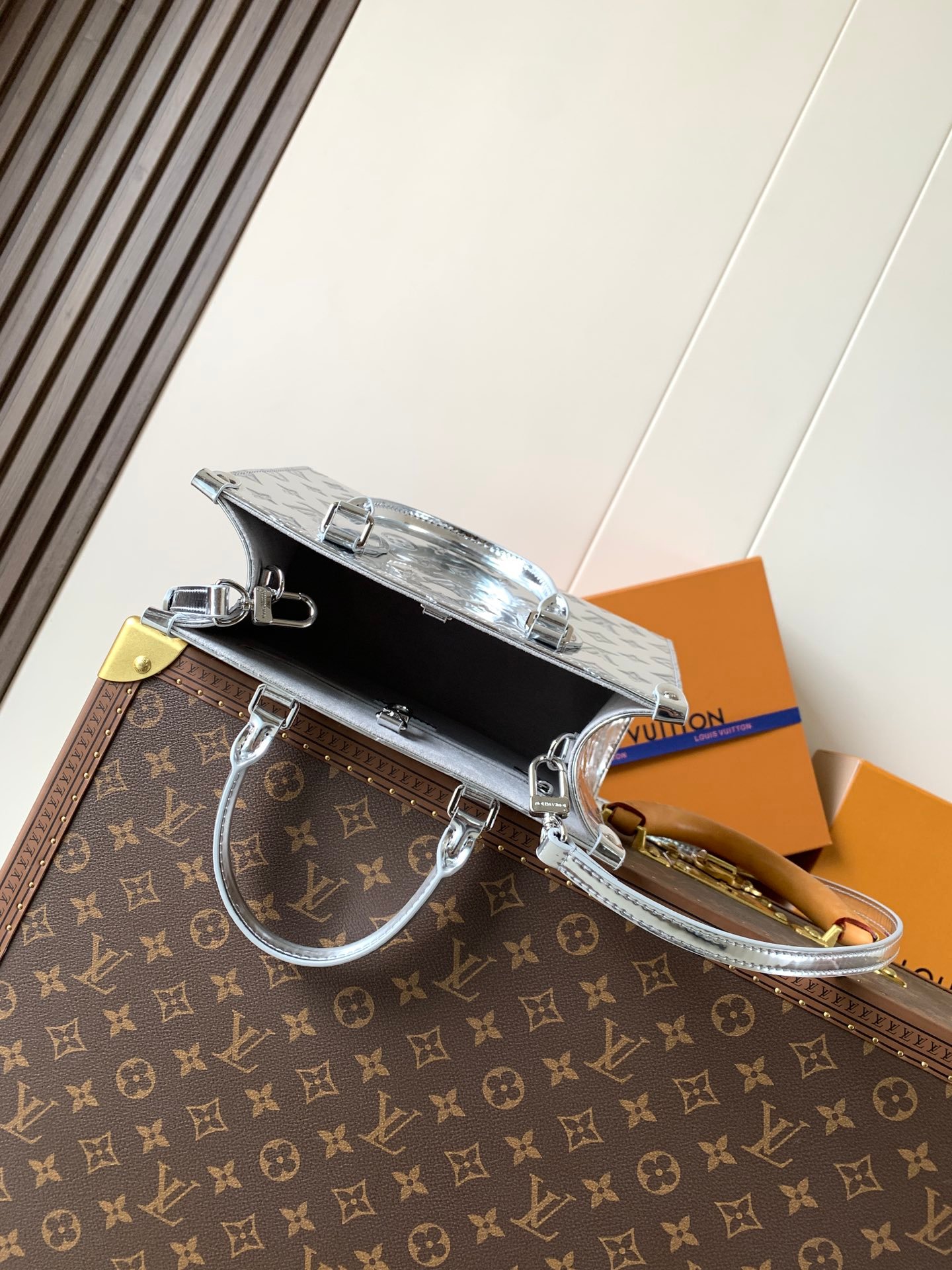 LV 頂級原單 OnTheGo 小號手袋 M26373 銀色 Monogram Miroir 涂層帆布雙手柄