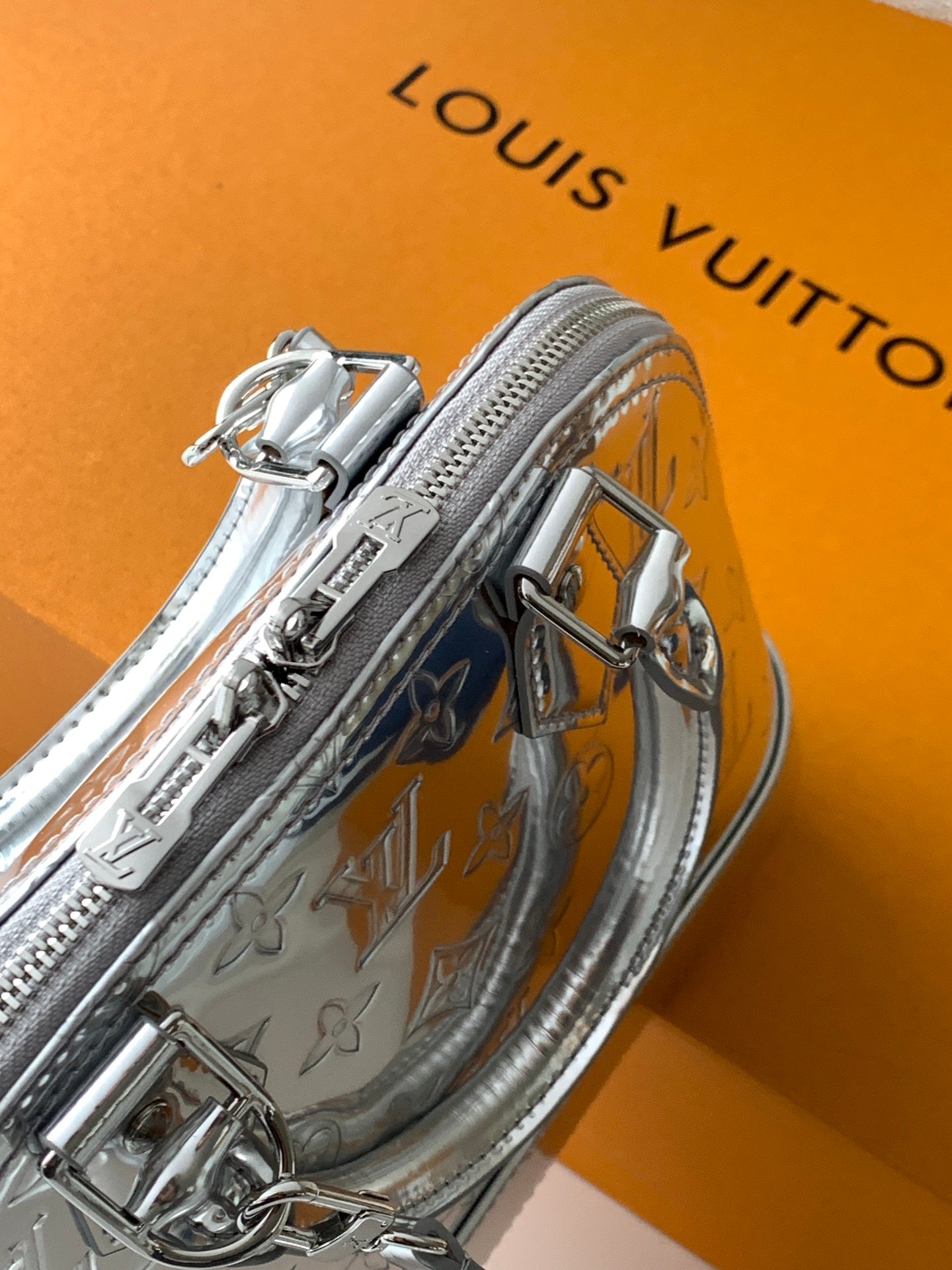 LV 頂級原單 Alma BB 手袋 M26335 銀色Monogram Miroir 涂層帆布