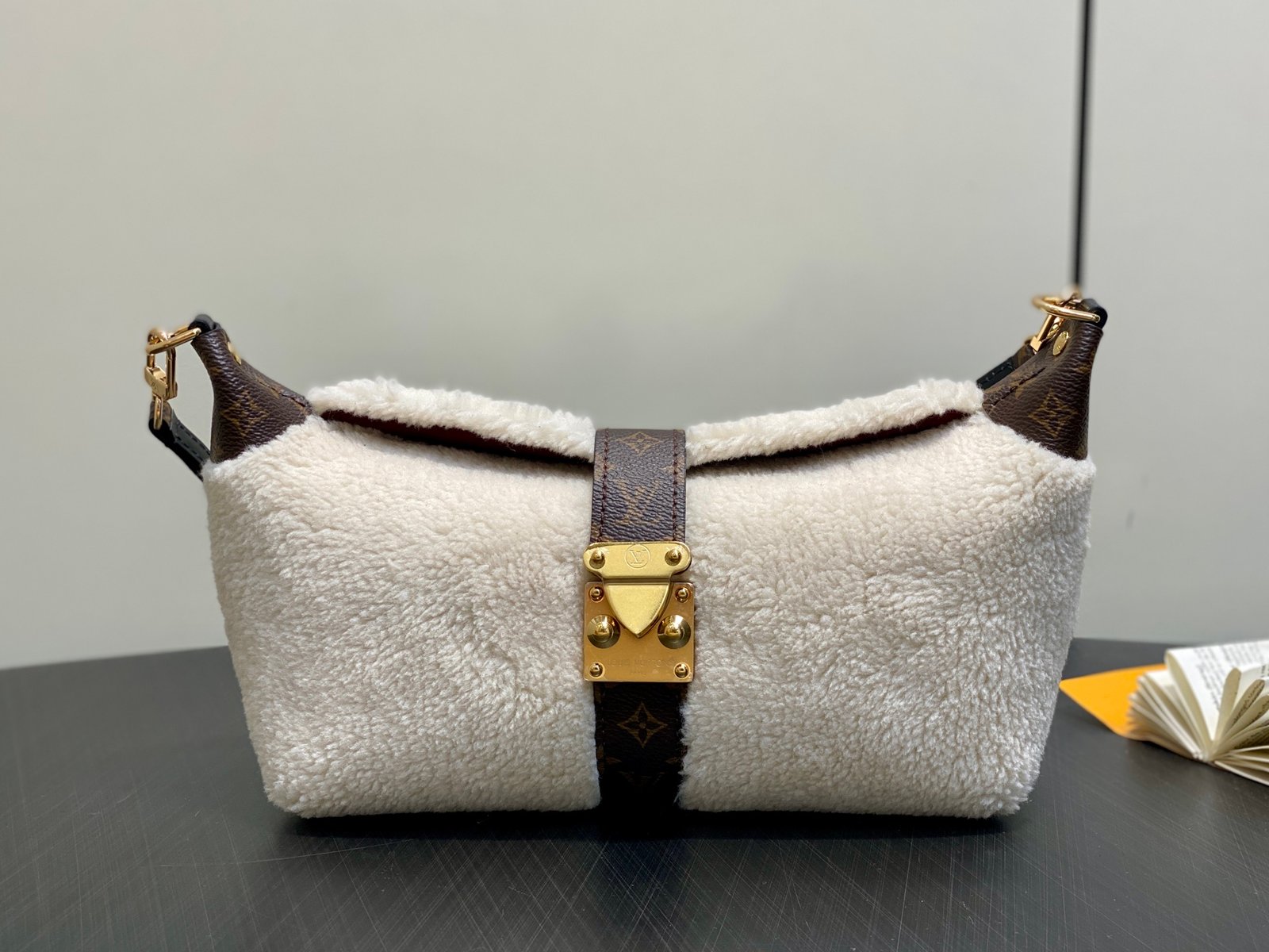 LV 原單包包 Monogram羊羔毛拼皮肩背包 新品 保暖柔軟質感M26245