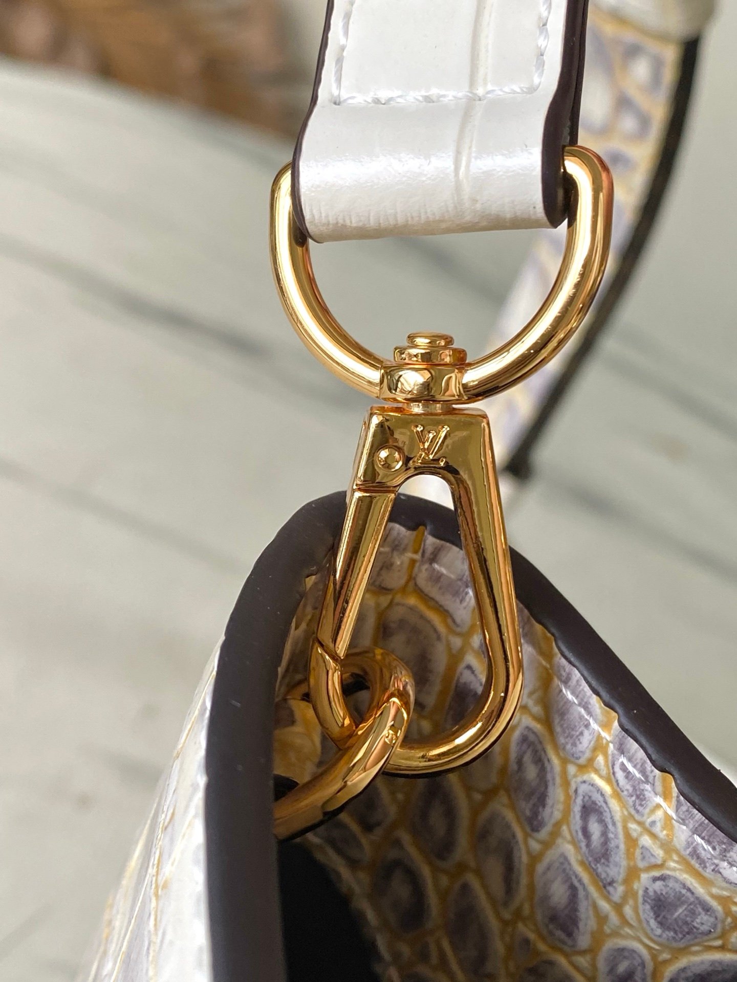 LV 復刻版 Capucines BB 白色鱷魚紋手提包 高級感優雅造型N93163