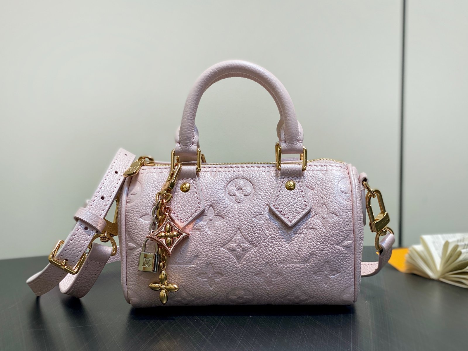LV 高仿包包 淺粉Monogram迷你圓筒包甜美優雅精品設計M27107