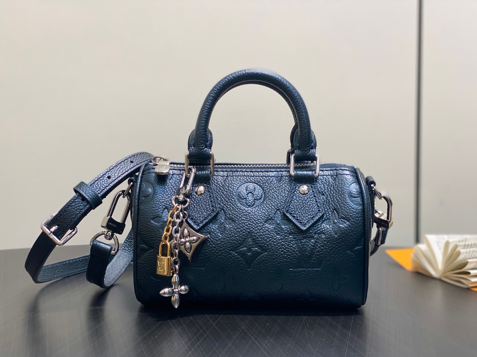 LV 頂級原單包 Monogram壓紋迷你圓筒包 高質感百搭手提斜背M26510