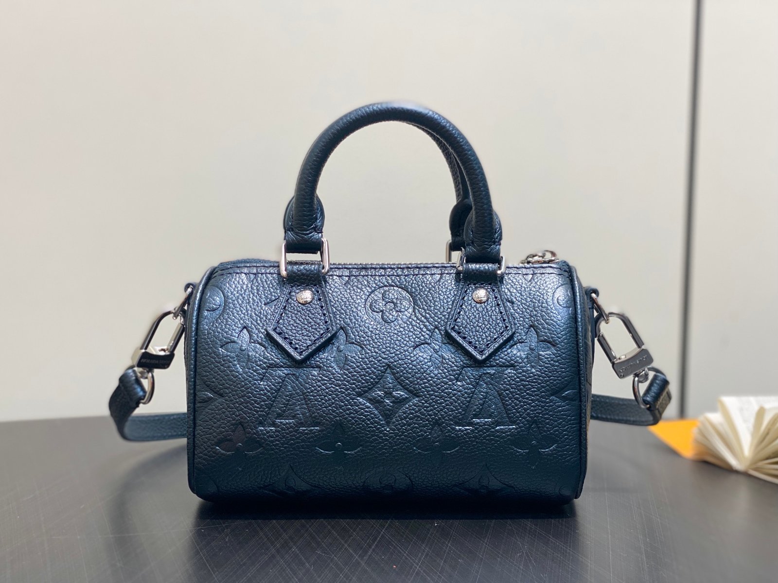 LV 頂級原單包 Monogram壓紋迷你圓筒包 高質感百搭手提斜背M26510