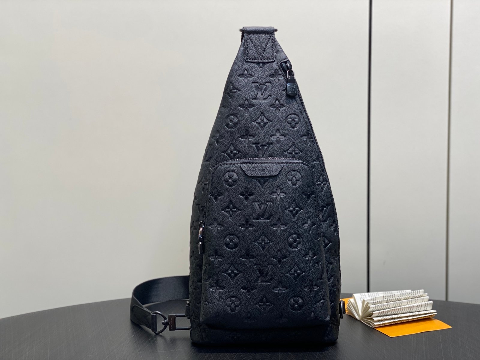 LV 復刻版包 黑色Monogram斜背包 男士精品 高質感休閒風格M26730