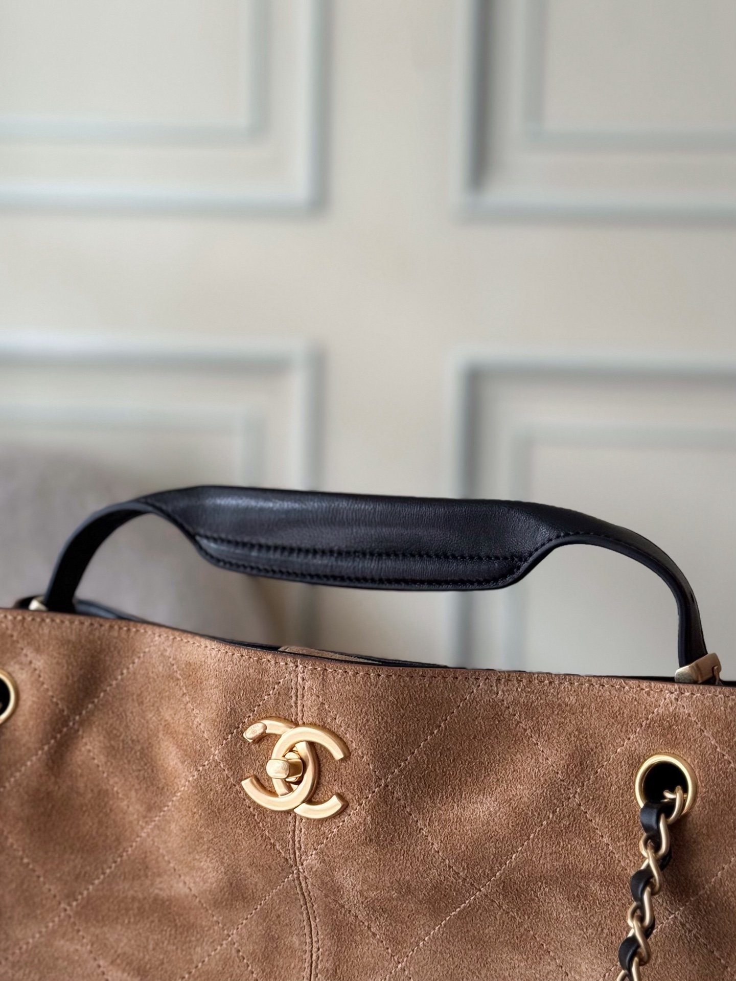 香奈兒 Chanel 精品仿製駝黑拼接水桶包 金鏈肩背款 法式高雅人氣AS5634