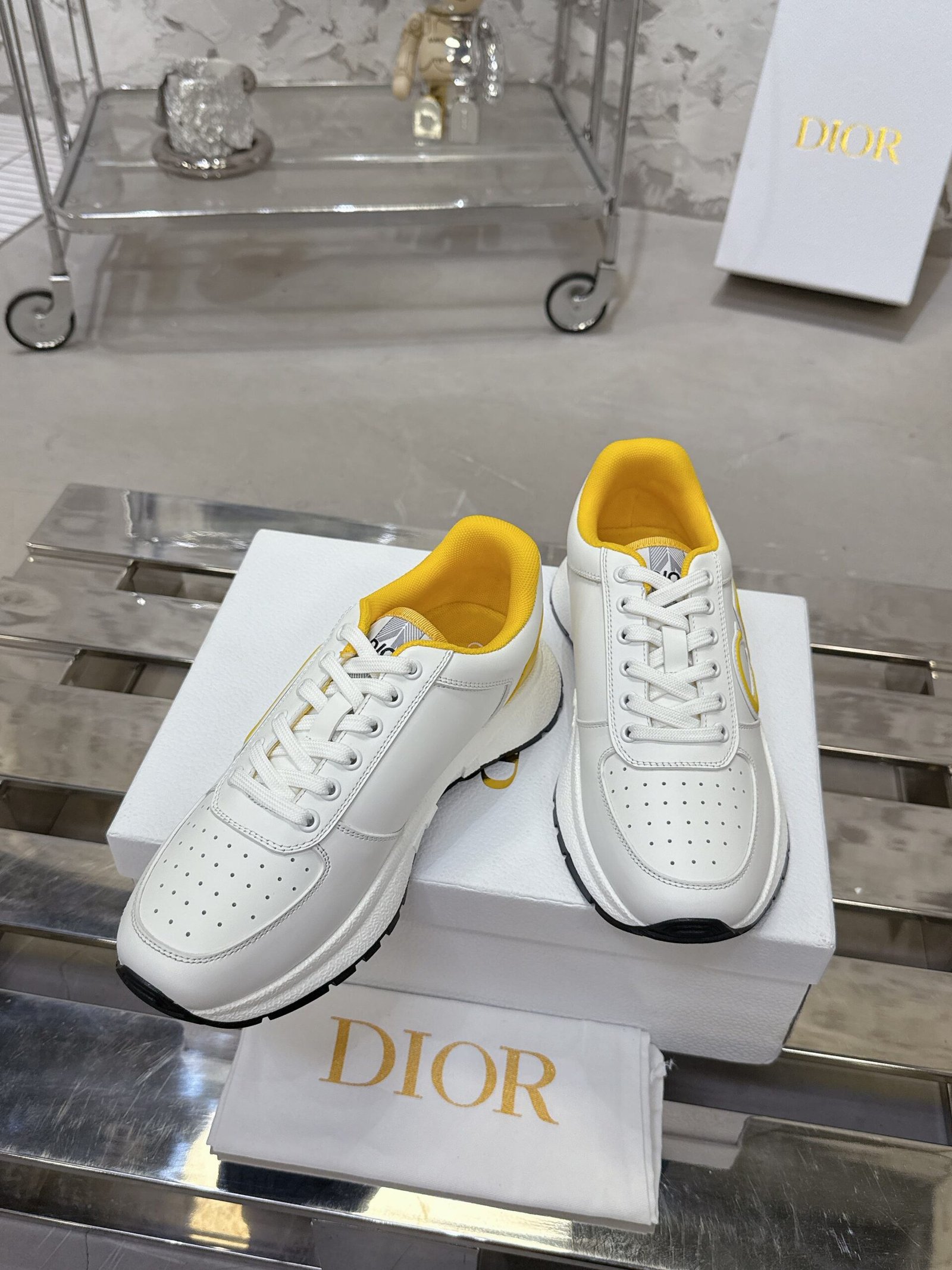 Dior高仿網站黃白運動鞋 男士潮流款  百搭時尚街頭輕量設計