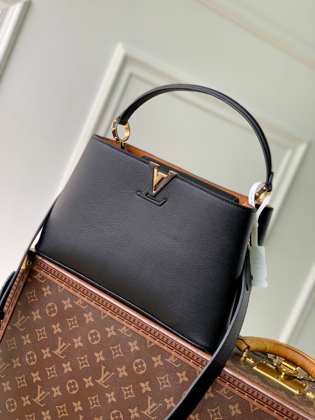 LV高仿Capucines MM手提包 黑色荔枝紋皮革肩背包 M14370時尚精品推薦