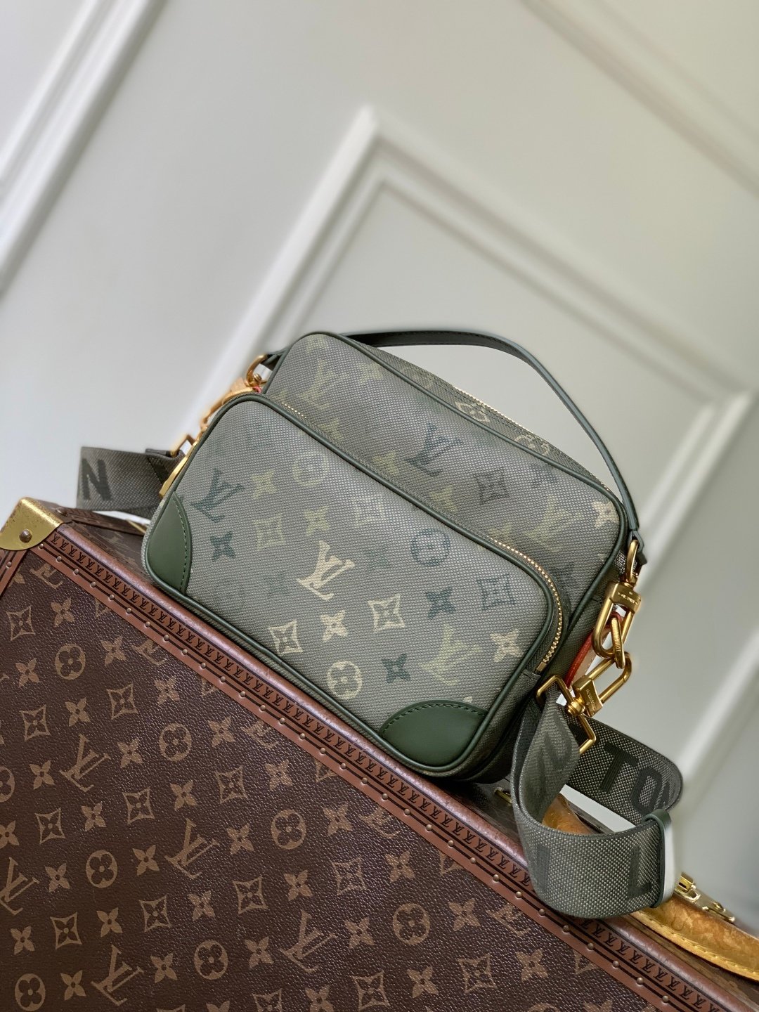 Louis Vuitton精品仿製綠色郵差包男士斜背包高仿帆布撞色設計輕奢風格M27095