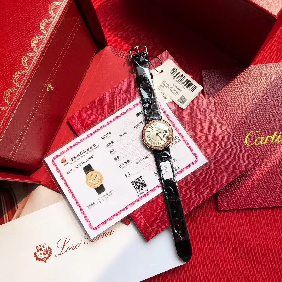 Cartier高仿網站Ballon Bleu女錶 玫瑰金鑽圈優雅款 黑皮帶氣質精品推薦