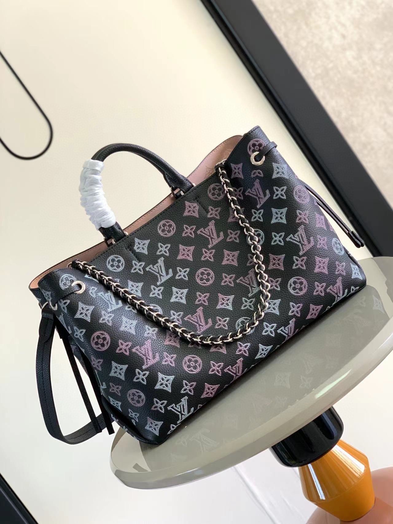 LV復刻版Mahina黑色彩虹壓紋手提包 鏈條設計 時尚風格M59655