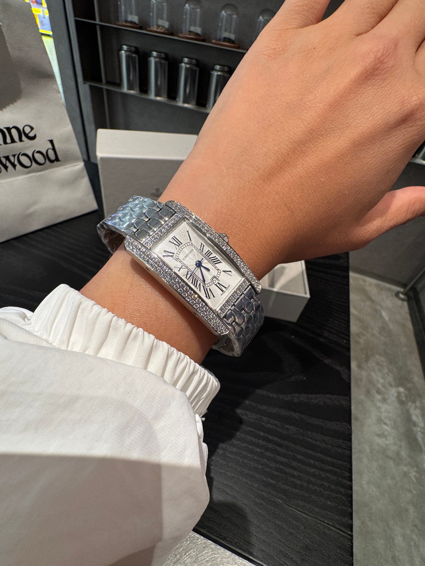 卡地亞（Cartier）精品仿製Tank Américaine銀色女錶滿鑽錶圈高雅風