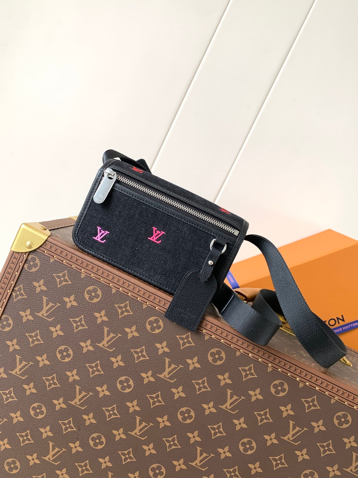 Louis Vuitton 原單 黑色帆布斜背包 粉色LV刺繡 多口袋 潮流隨身包M13963