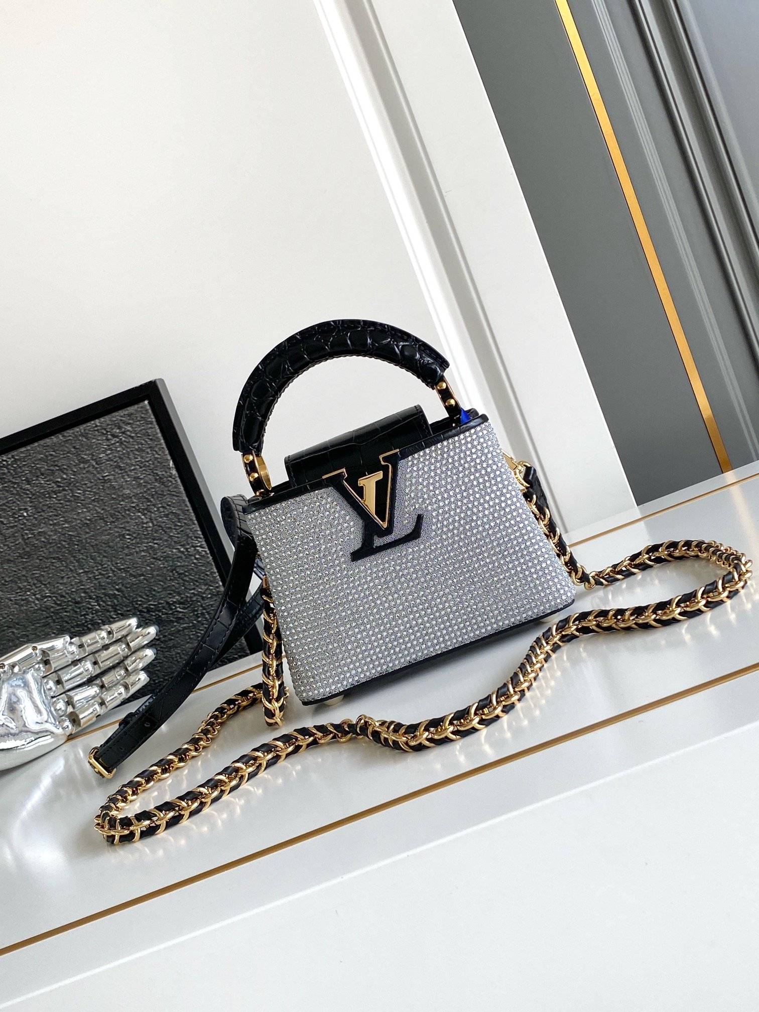 LV 精品仿製 Capucines 迷你手提包 水鑽拼接 黑金鍊帶 法式奢華風格M83087