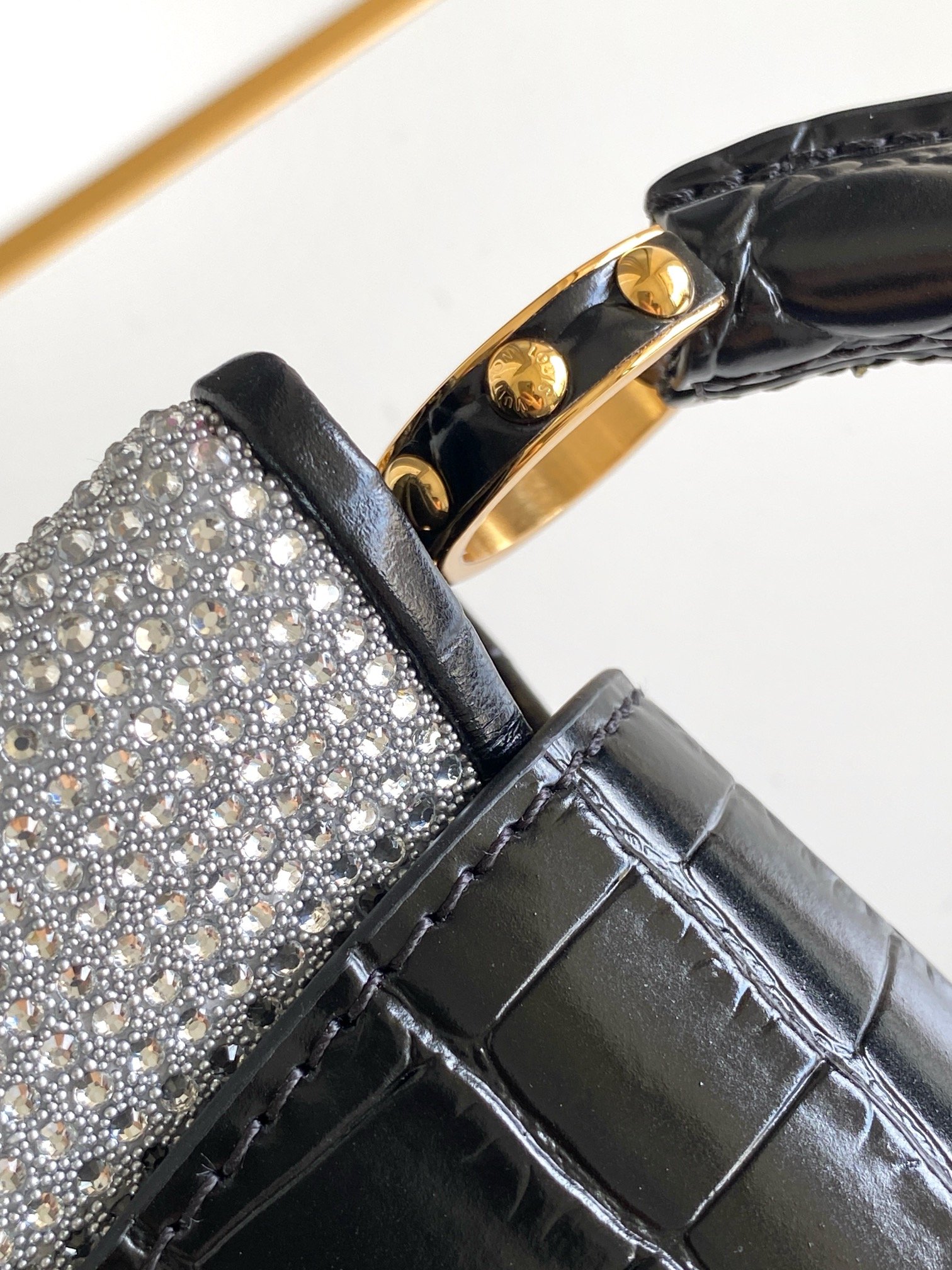 LV 精品仿製 Capucines 迷你手提包 水鑽拼接 黑金鍊帶 法式奢華風格M83087