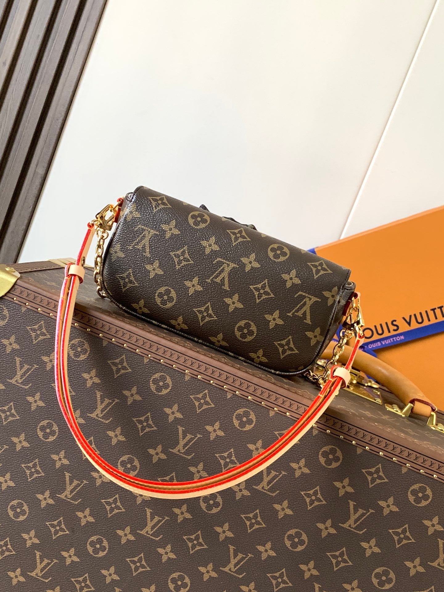 LV 高仿 鍊帶翻蓋小包 Monogram 卡通貼飾 俏皮吸睛 法式潮流風格M15148