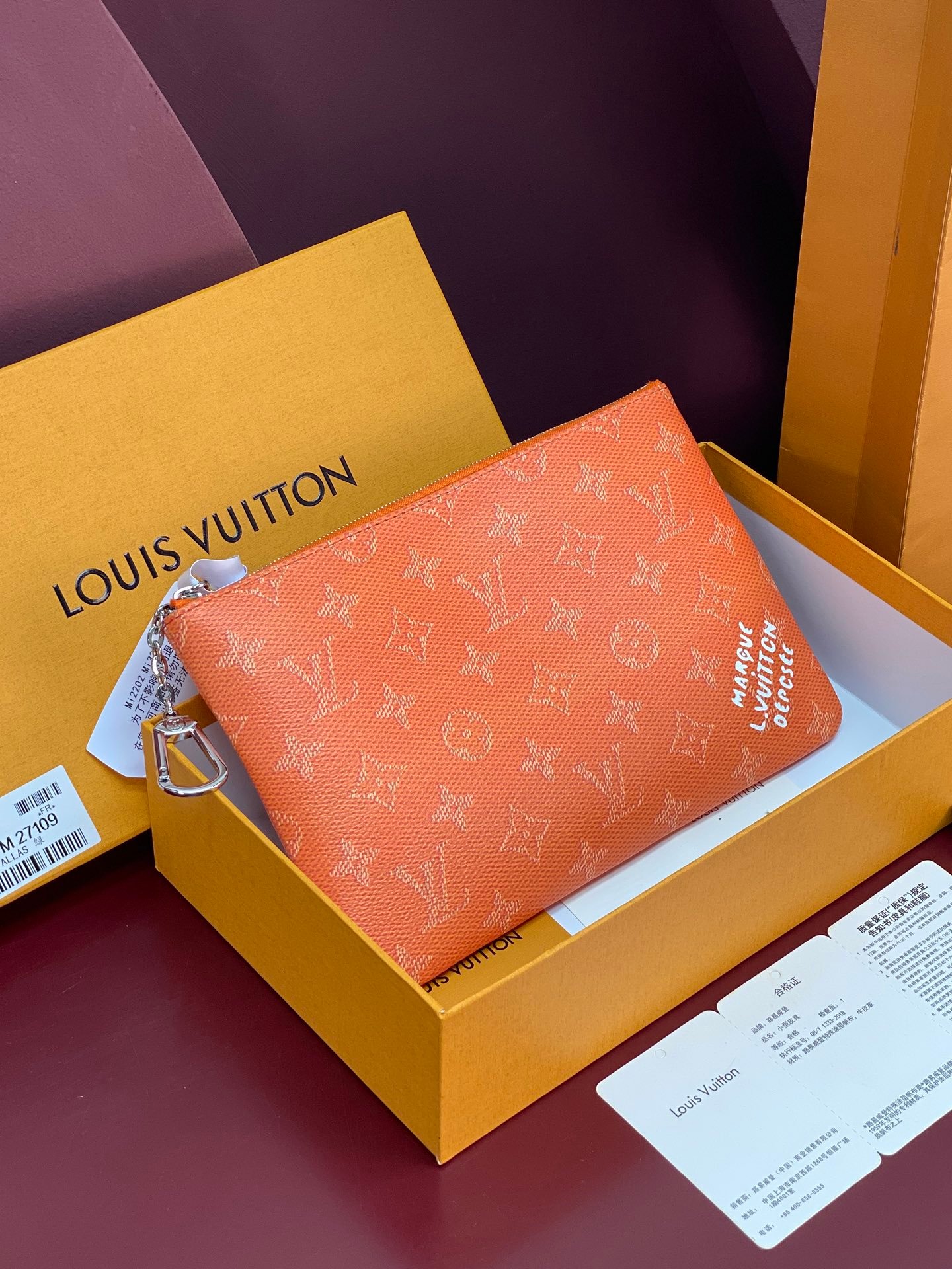 LV原單橘色手拿包 Monogram花紋皮革收納包 時尚精品活力新款推薦M27109