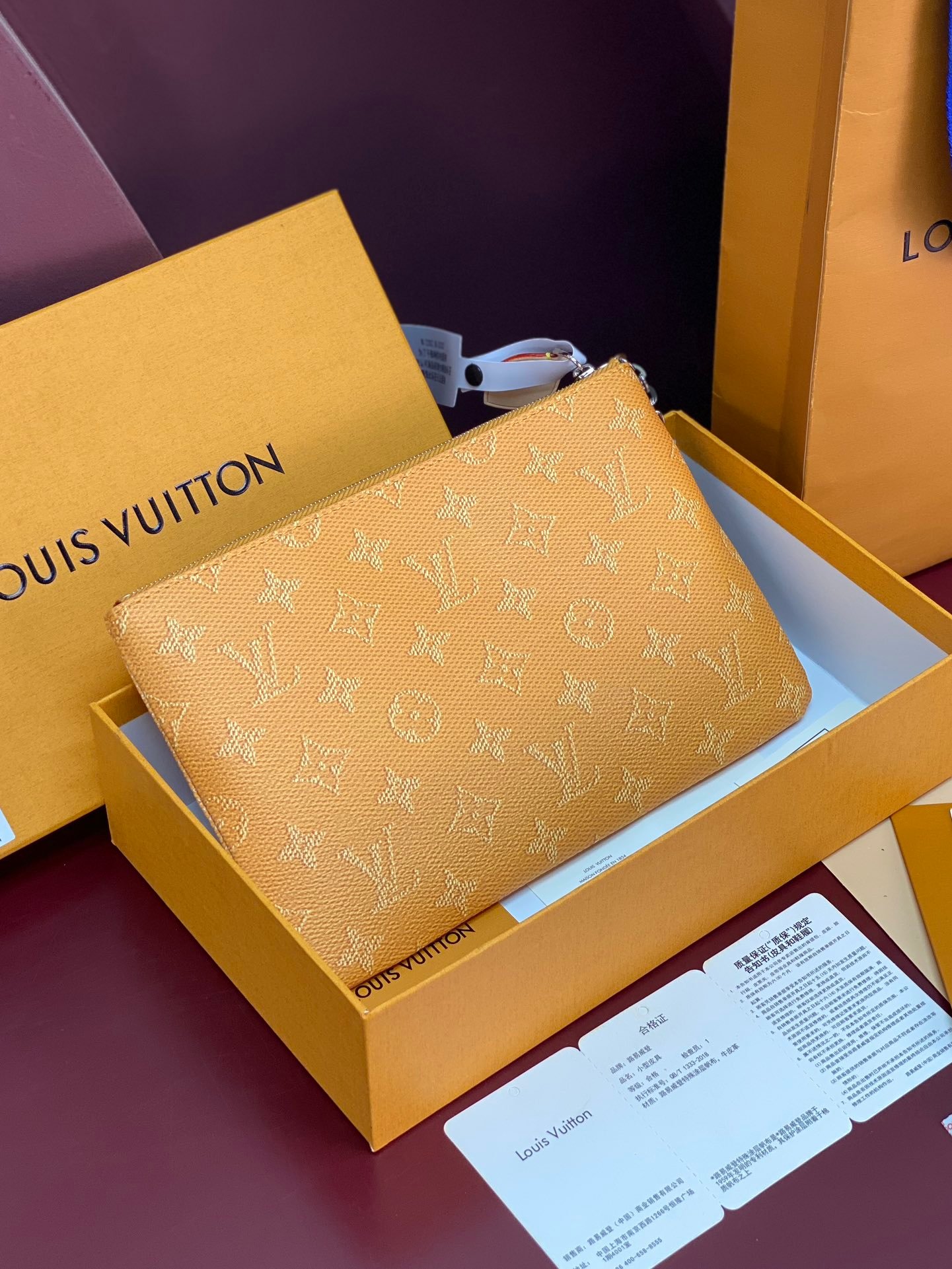 LV精品仿製黃色手拿包 Monogram皮革收納包 時尚百搭款M27109
