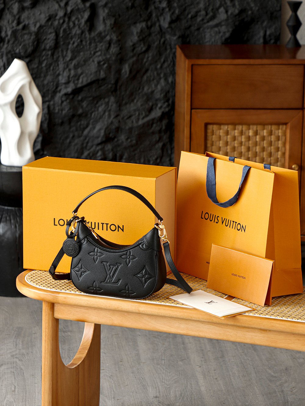 Louis Vuitton 高仿Monogram壓紋腋下包 黑色小巧手袋 金屬LV掛飾復刻款