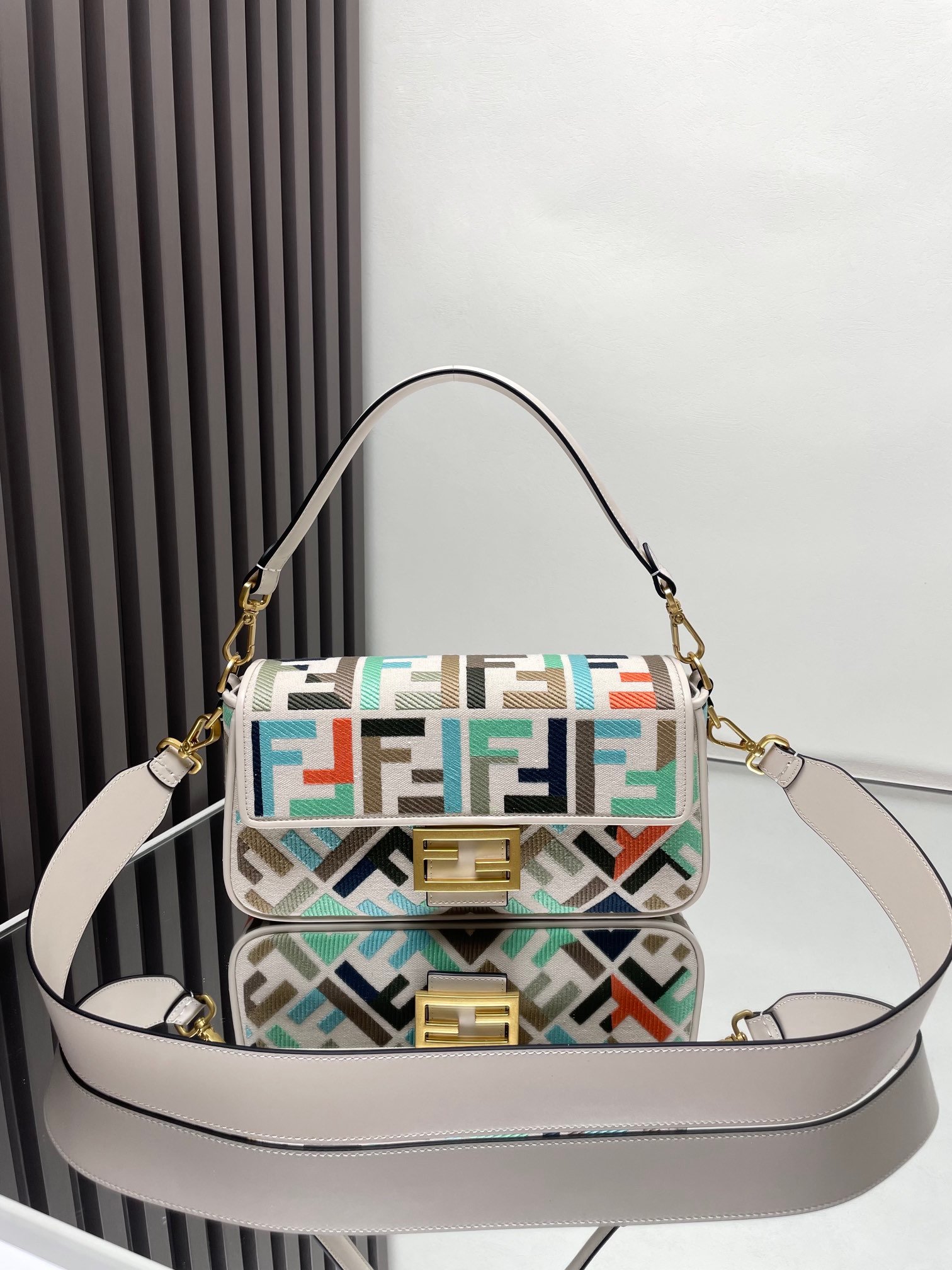 Fendi 復刻版 Baguette 肩背包 FF 幾何彩色緹花 象牙白皮革