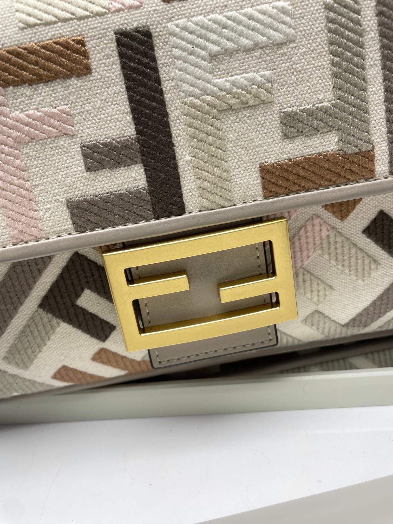 Fendi 一比一 Baguette 肩背包 FF 幾何緹花 象牙灰拼色款