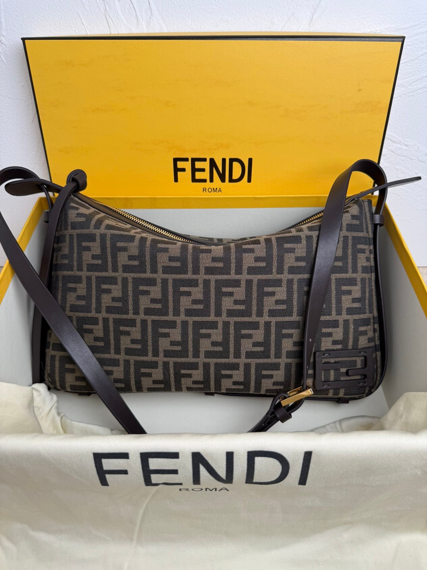 Fendi 復刻版 肩背包 FF 老花緹花 拉鍊半月包 義式經典風