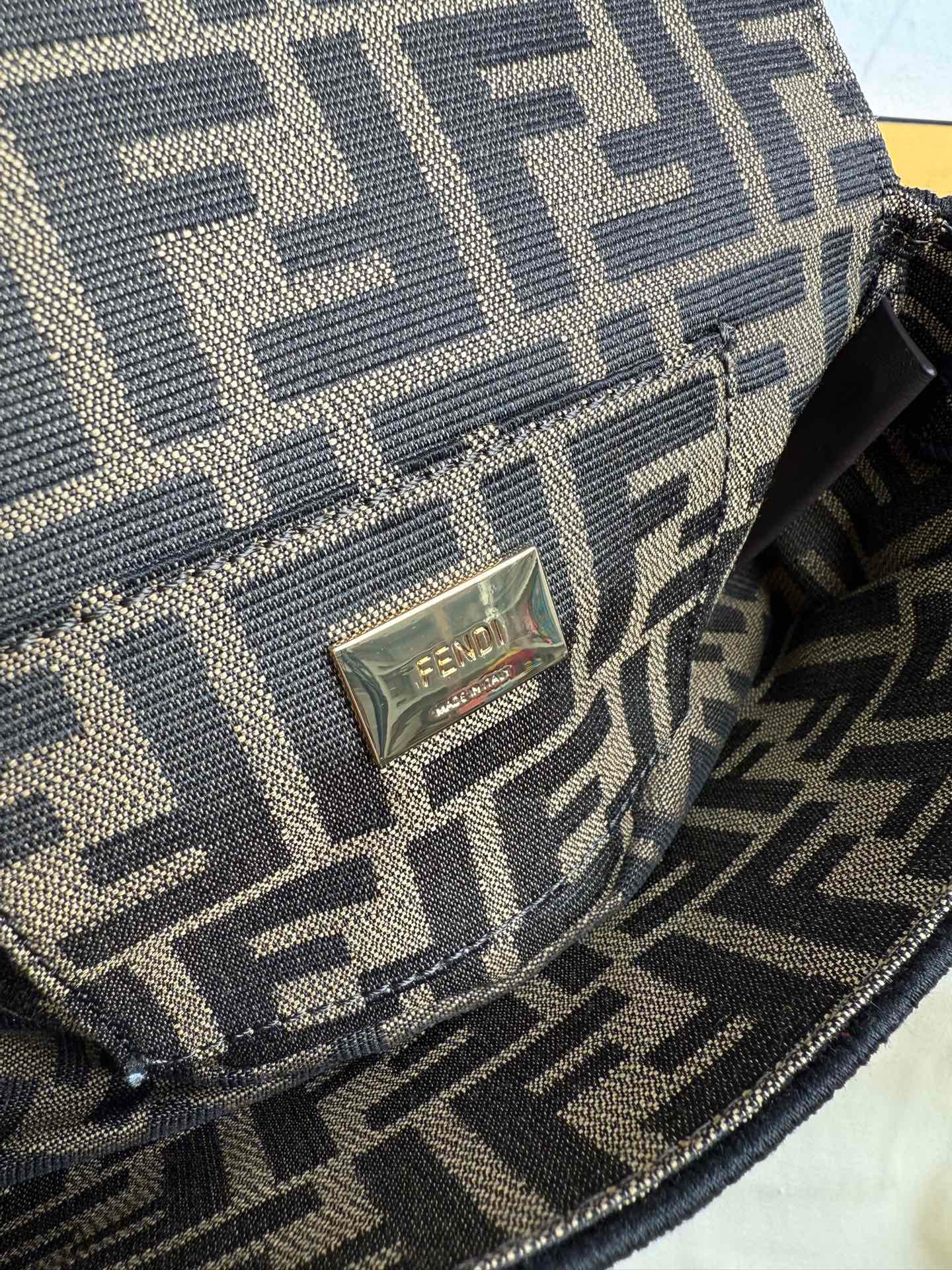 Fendi 一比一 Baguette 翻蓋小包 FF 老花緹花 金屬扣設計 義式經典風