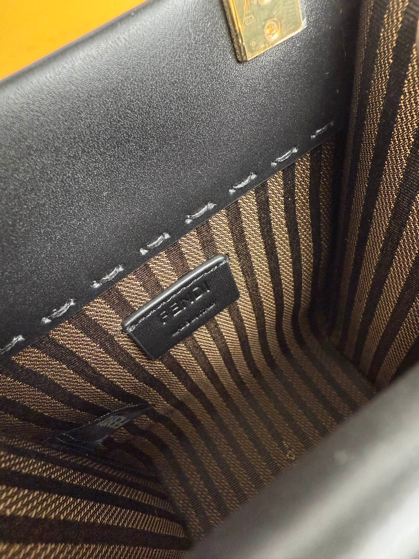 Fendi 原單 迷你托特包 FENDI ROMA 壓字設計 黑色直式小包 義式精品風