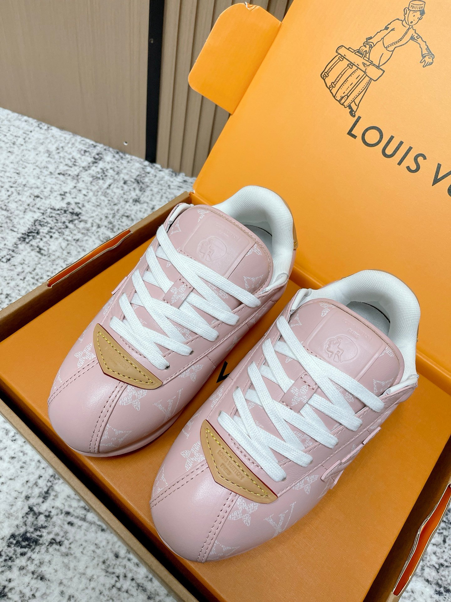 LV 精品仿製 Charlie 粉色滿印運動鞋柔粉設計人氣女鞋