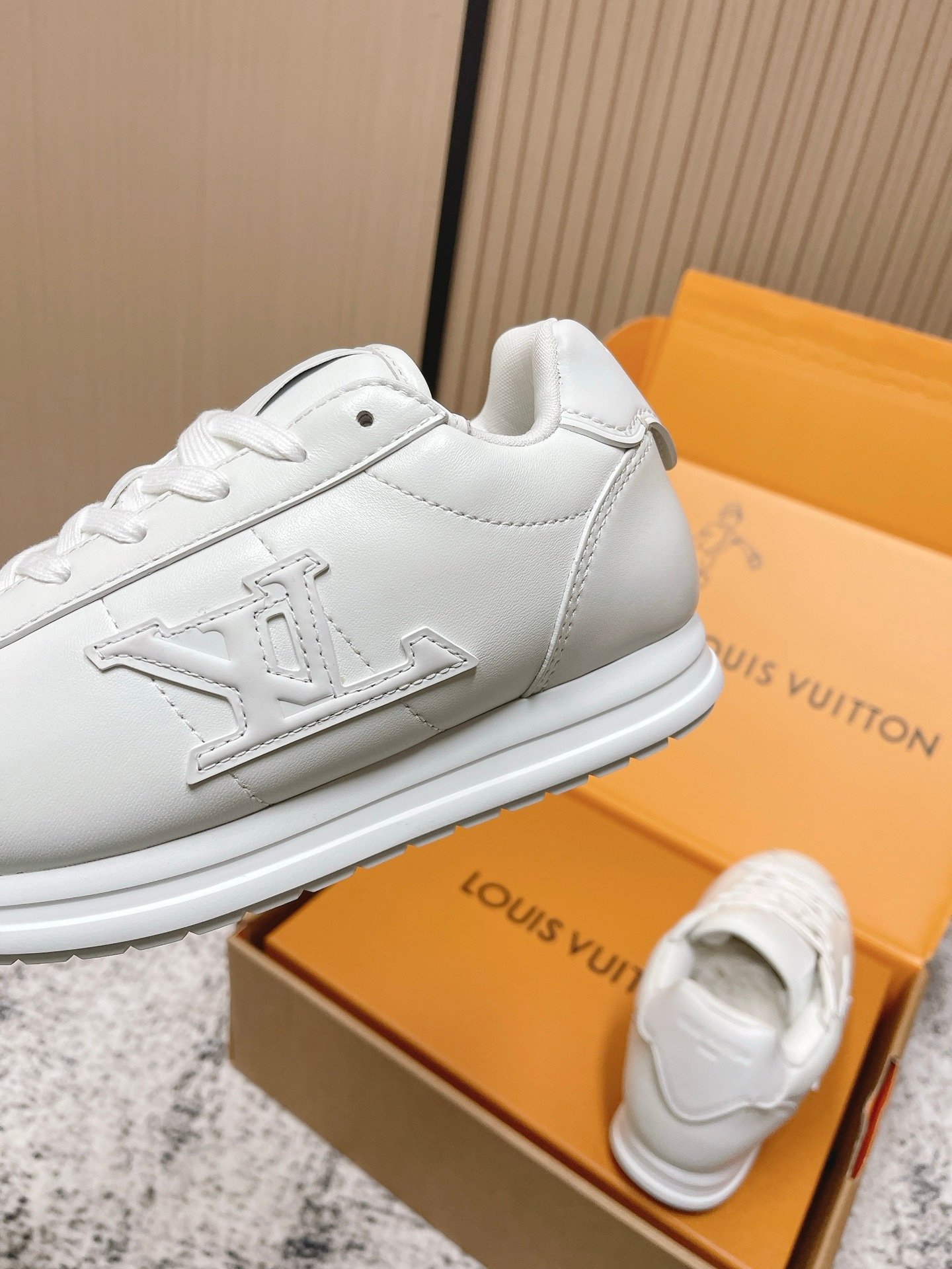 LV 高仿網站 Charlie 全白運動鞋百搭極簡精品男鞋