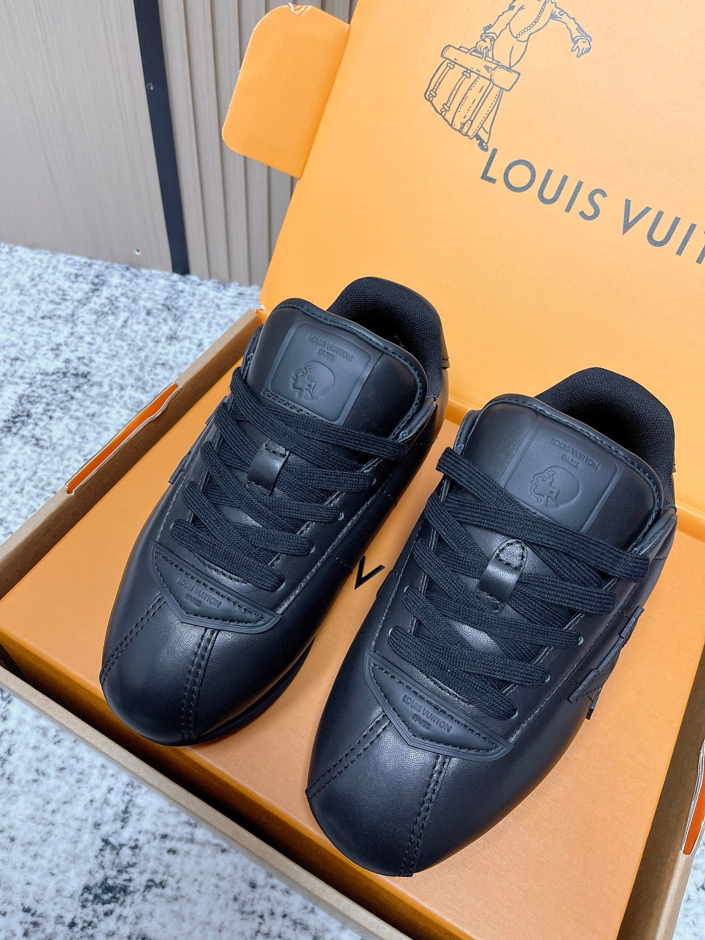 LV A貨 Charlie 全黑運動鞋 低筒設計 極簡時尚款