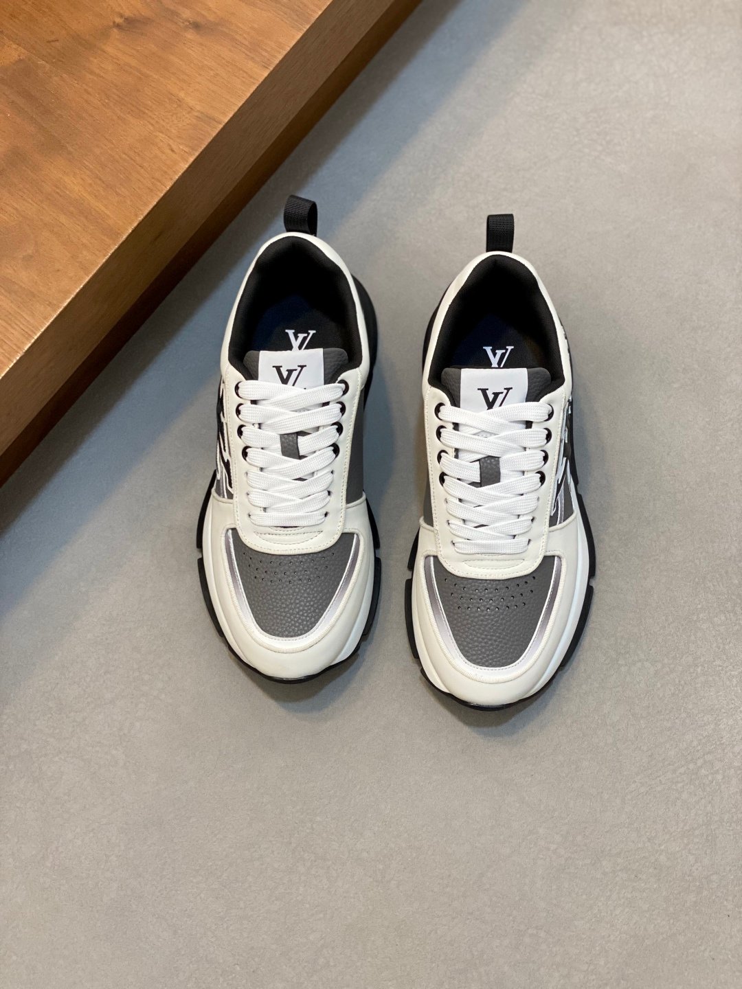 Louis Vuitton 高仿 LV Trainer 灰白配色百搭休閒鞋 一比一細緻做工展現法式運動風格