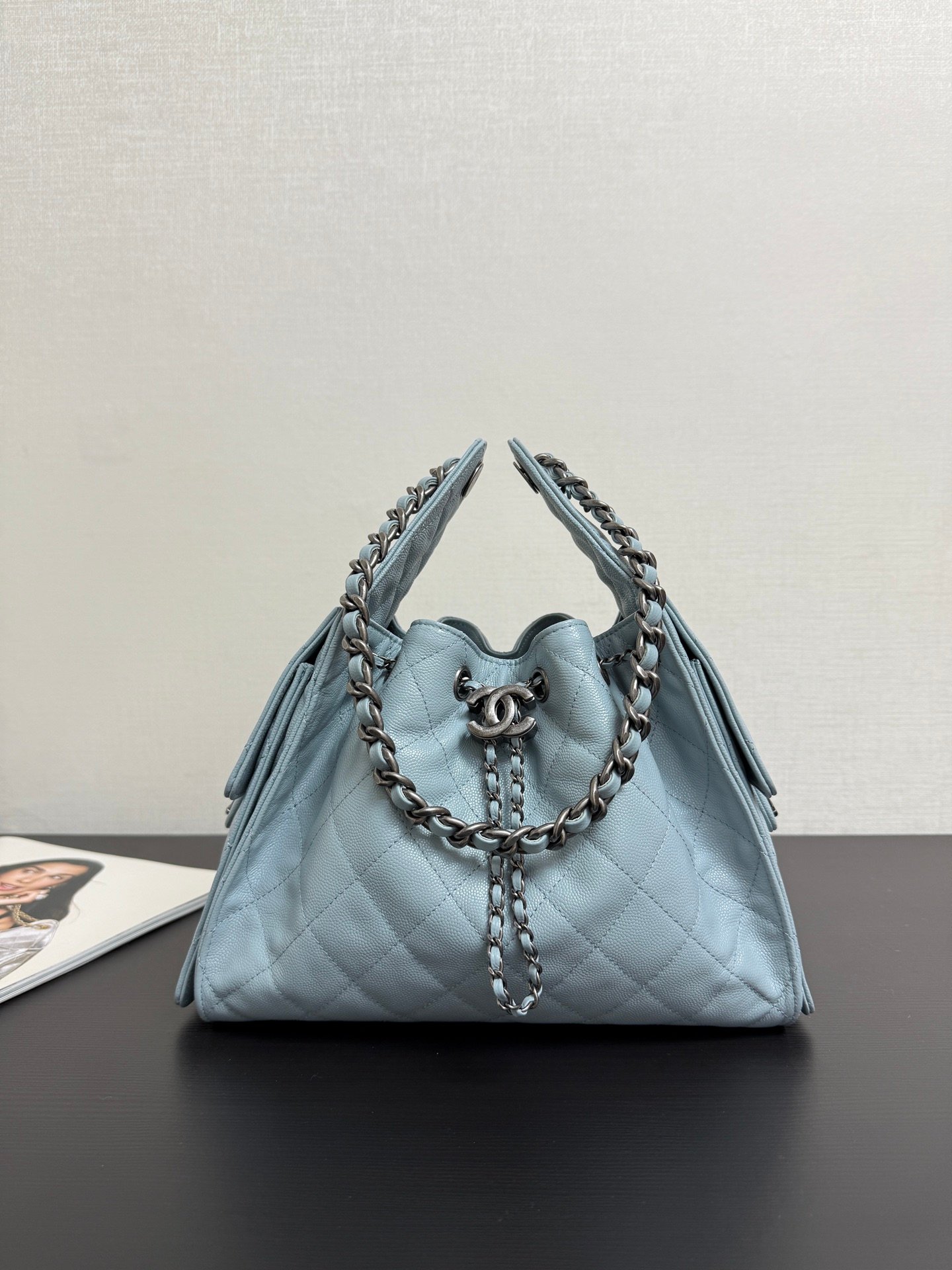 Chanel高仿網站抽繩鏈條包淺藍菱格真皮設計法式優雅風
