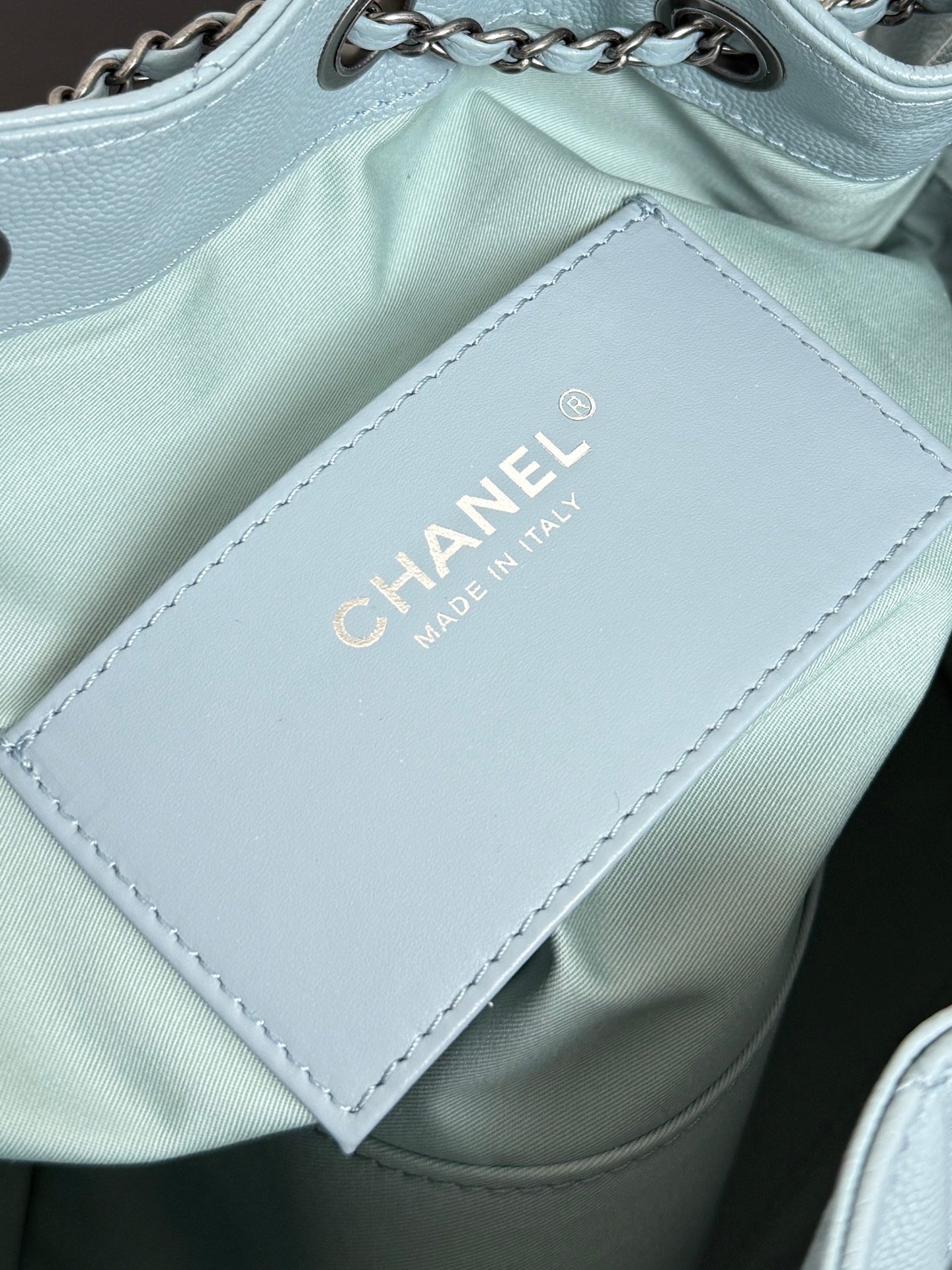 Chanel高仿網站抽繩鏈條包淺藍菱格真皮設計法式優雅風