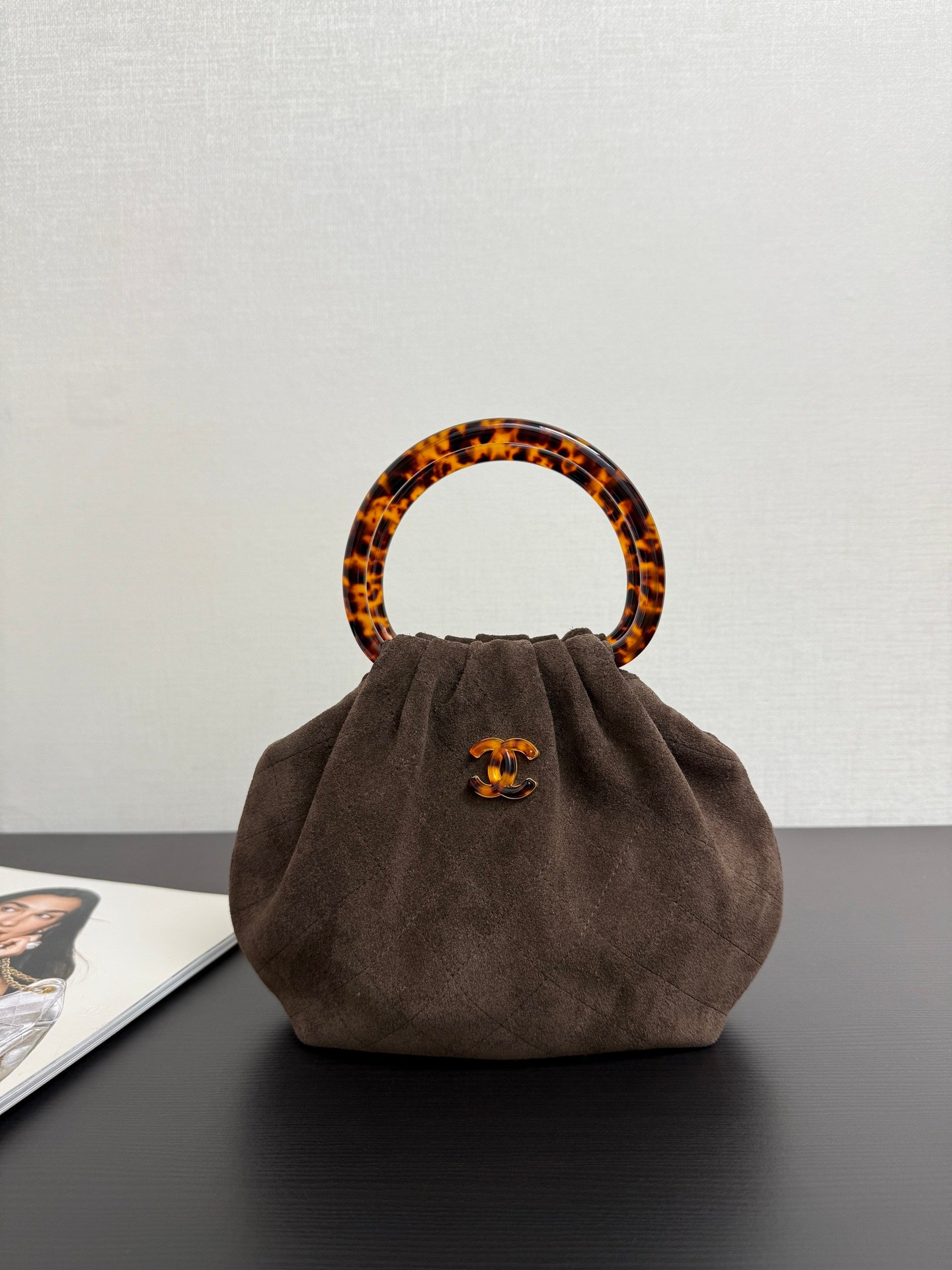 Chanel復刻版圓環手提包咖啡色麂皮質感設計法式復古優雅風