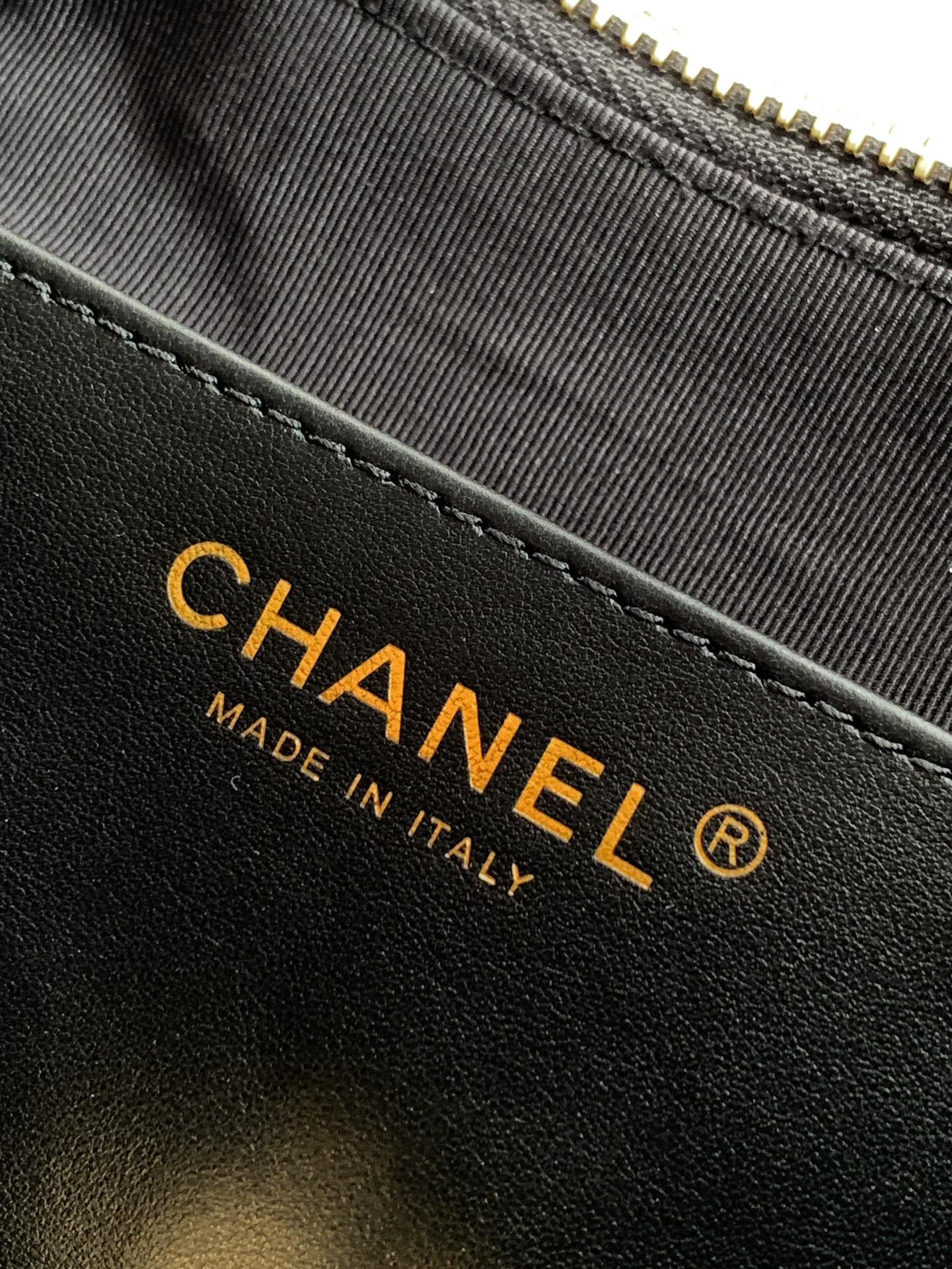 Chanel高仿莆田鞋級腋下包黑色粗花呢金扣鏈條設計法式輕奢風